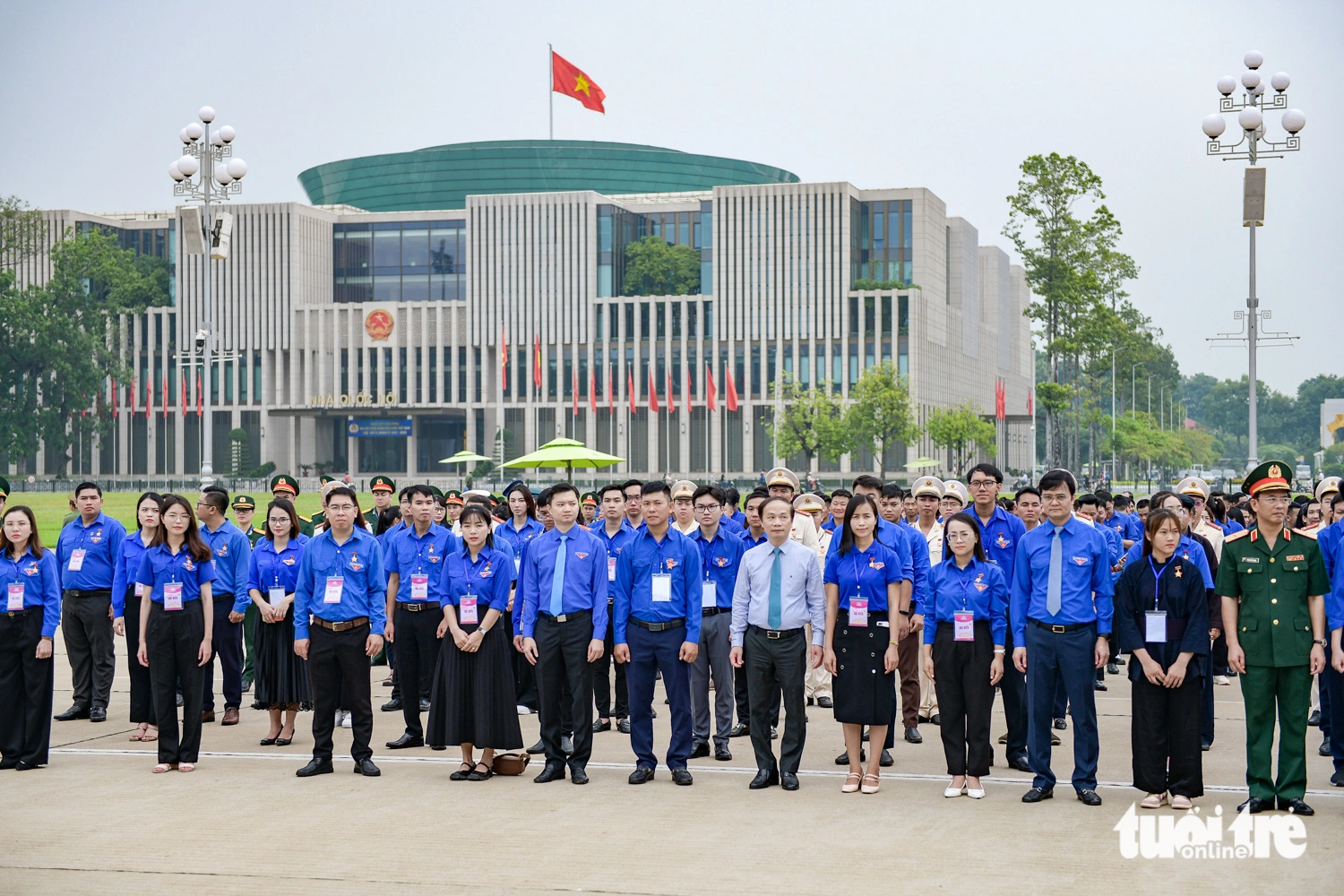 The delegates held a flag-raising ceremony and told Uncle Ho about their achievements.