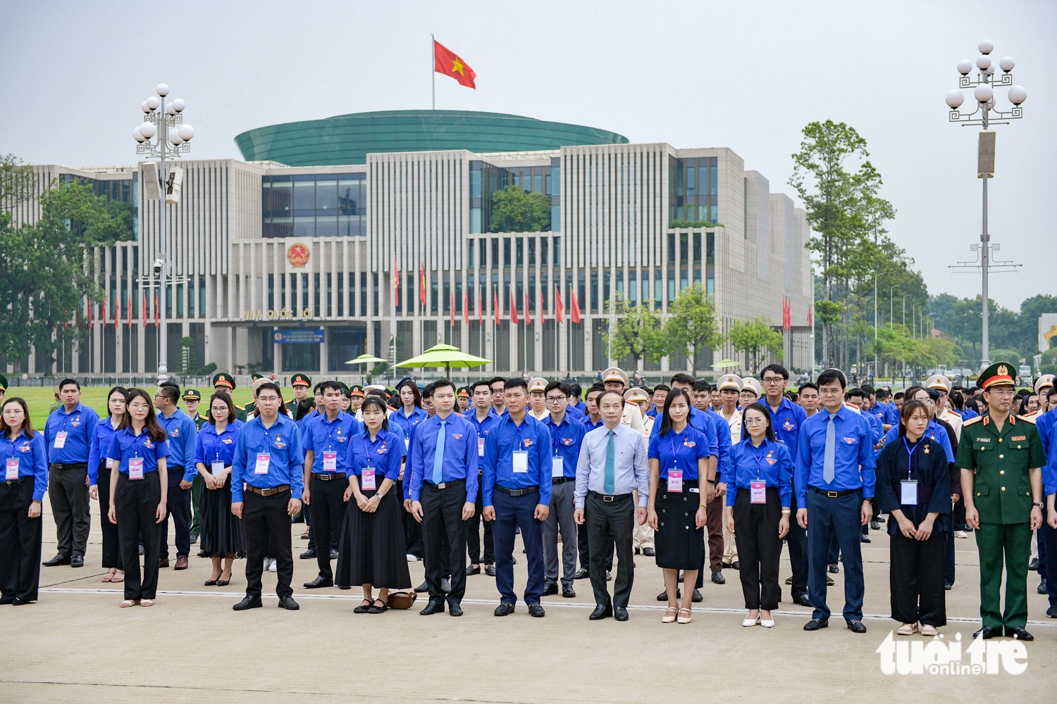 Các đại biểu làm lễ chào cờ và báo công với Bác