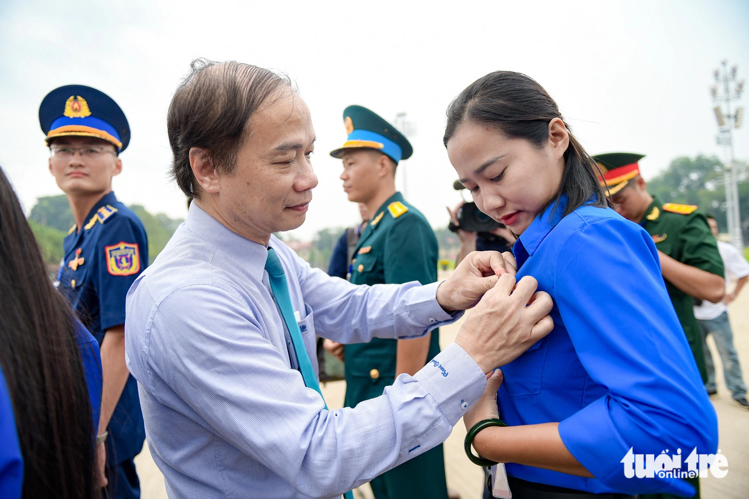 Ông Phạm Tất Thắng - phó trưởng ban thường trực Ban Dân vận Trung ương - trao huy hiệu cho các đại biểu