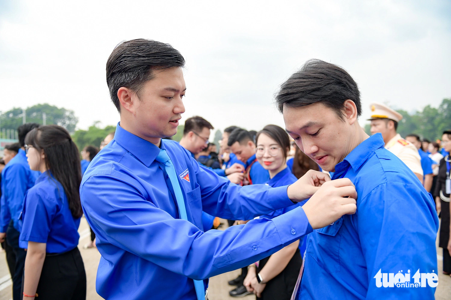 Anh Nguyễn Minh Triết - bí thư Trung ương Đoàn, chủ tịch Trung ương Hội Sinh viên Việt Nam - trao huy hiệu cho các đại biểu