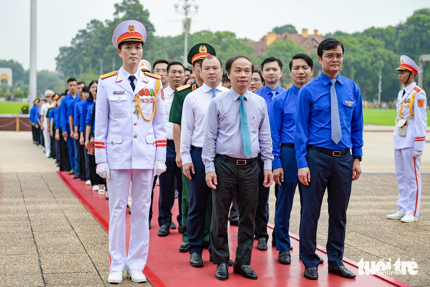 Các đại biểu vào lăng viếng Bác