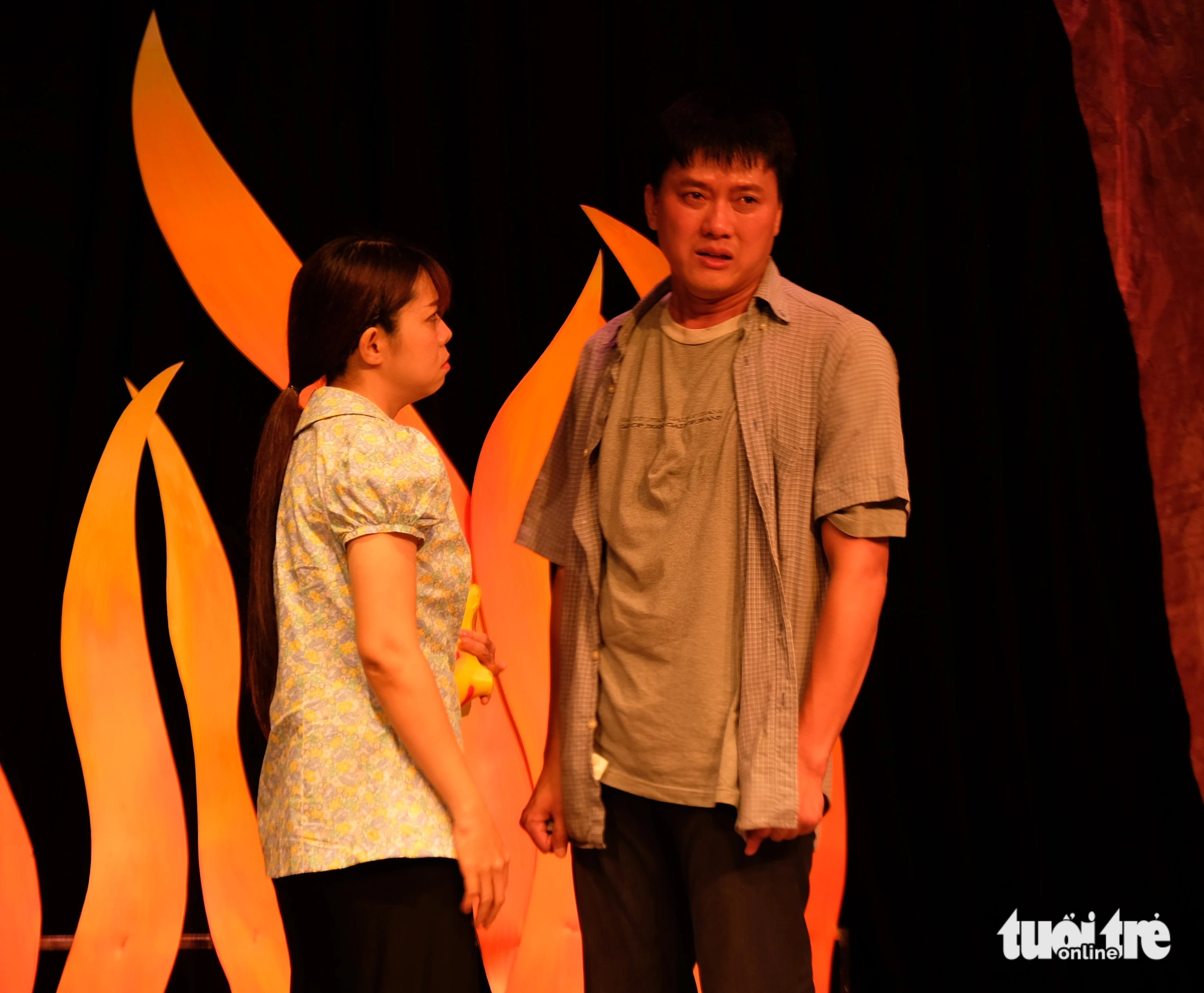 劇『ベン・ファイア』のクワク・ゴック・トゥエン（右）とジア・リン（ボン役） - 写真: LINH DOAN