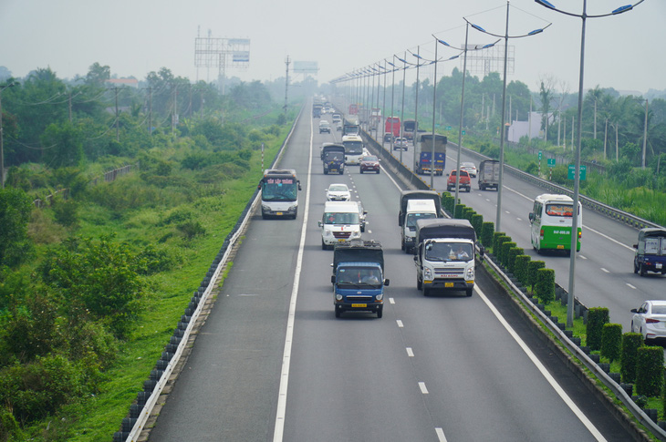 Cao tốc TP.HCM - Trung Lương đã quá tải, xe cộ chen chúc và thường xuyên chạy vào làn dừng khẩn cấp - Ảnh: MẬU TRƯỜNG
