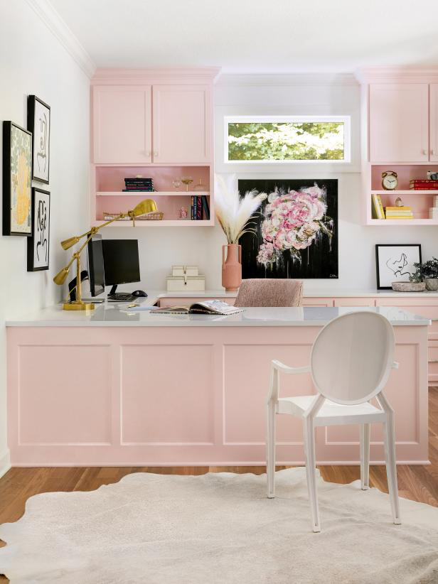 Màu hồng gây cảm giác bất ngờ cho không gian làm việc tại nhà - Ảnh: HGTV
