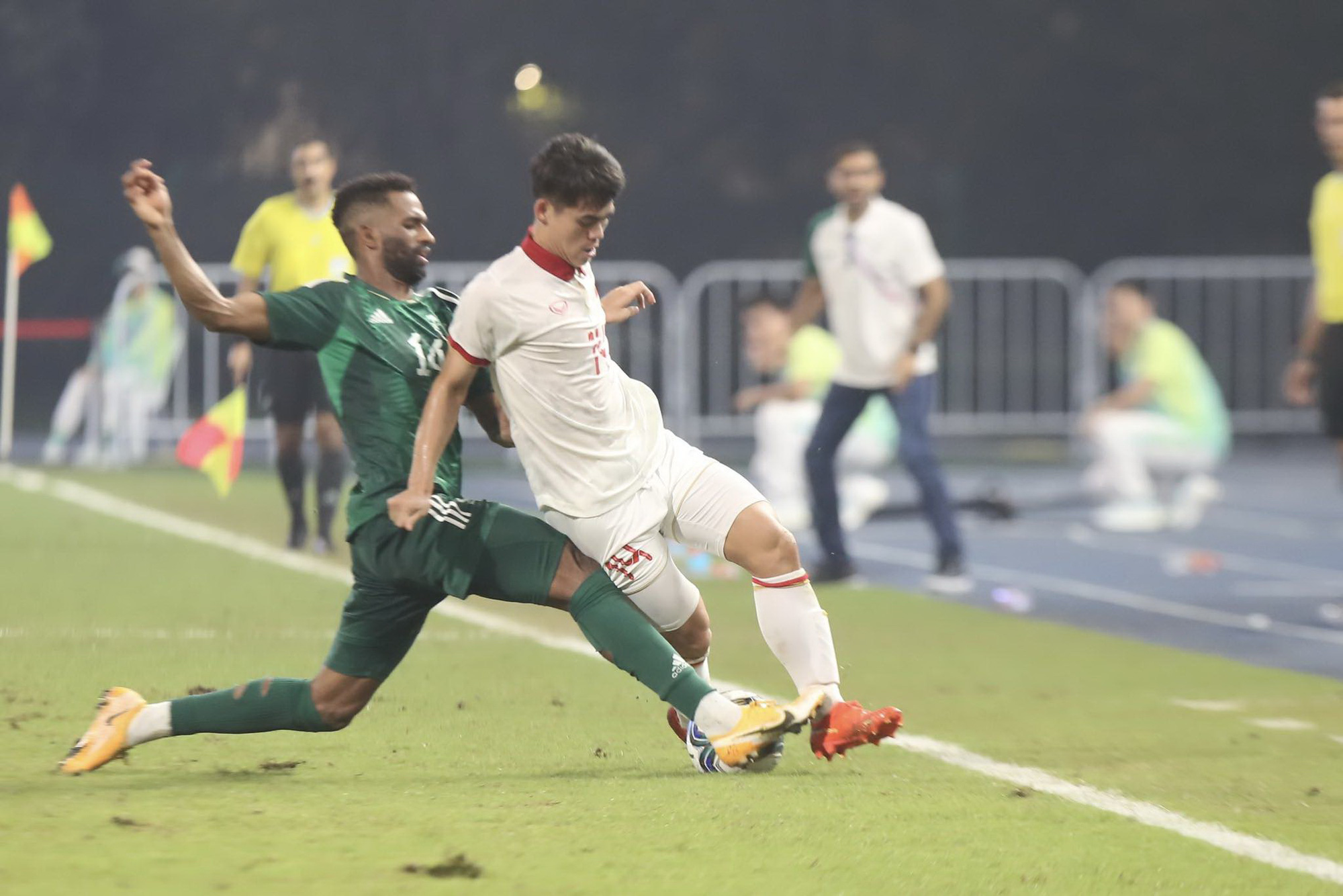 アシアド 19 を踏まえて、ベトナムの青少年サッカー: 将来に向けて何を改善する必要があるか? -写真1。 サウジアラビアでのオリンピック敗北中のヴァン・カーン(右) - 写真: DUC KHUE