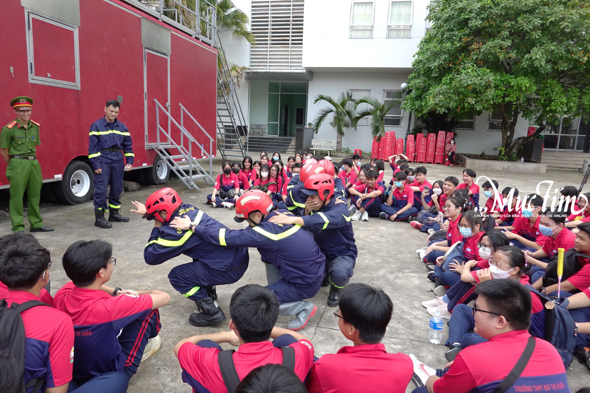 Hơn 2.000 teen THPT Bùi Thị Xuân “luyện” kỹ năng thoát hiểm - Ảnh 1.