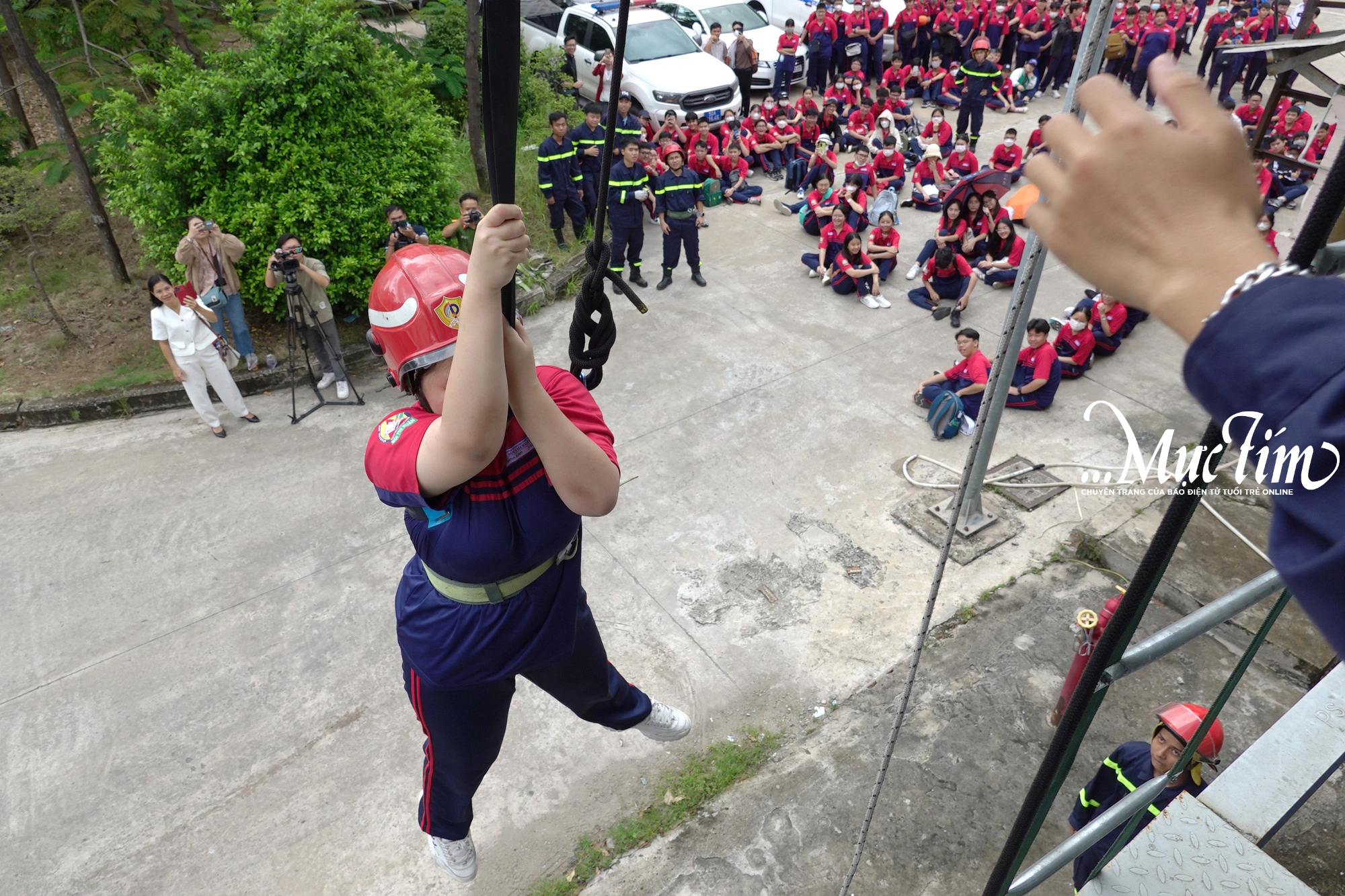 Hơn 2.000 teen THPT Bùi Thị Xuân “luyện” kỹ năng thoát hiểm - Ảnh 5.