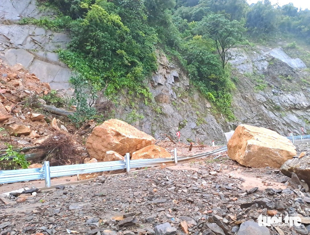 Những tảng đá lớn trên núi rơi xuống khiến cho mái taluy trên tuyến quốc lộ 8A bị hư hỏng - Ảnh: L.M.
