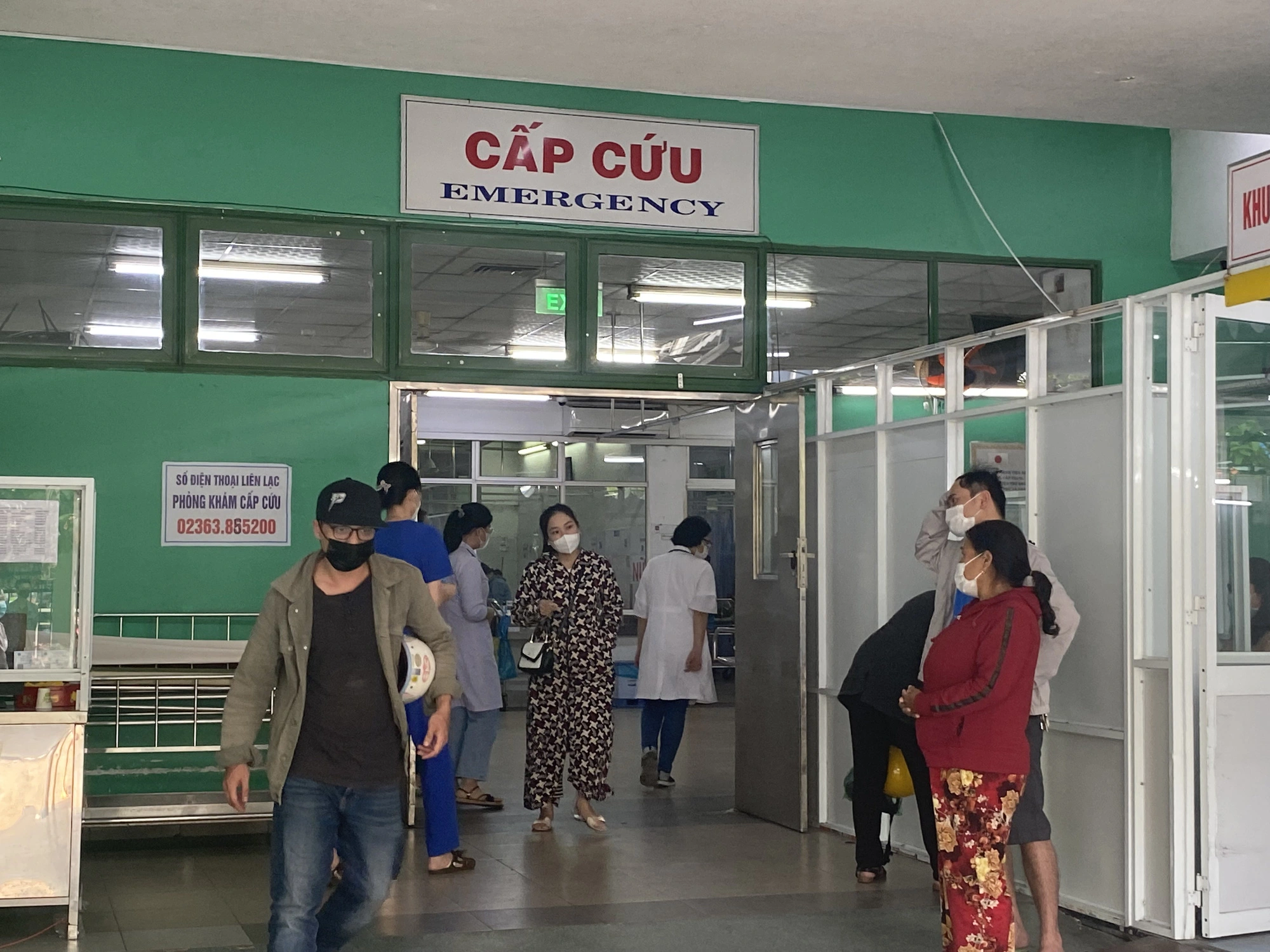 Tháng 3-2023, khu cấp cứu tại Bệnh viện Đà Nẵng náo động vì nhiều cuộc gọi lừa đảo "con đi cấp cứu" - Ảnh: TRƯỜNG TRUNG