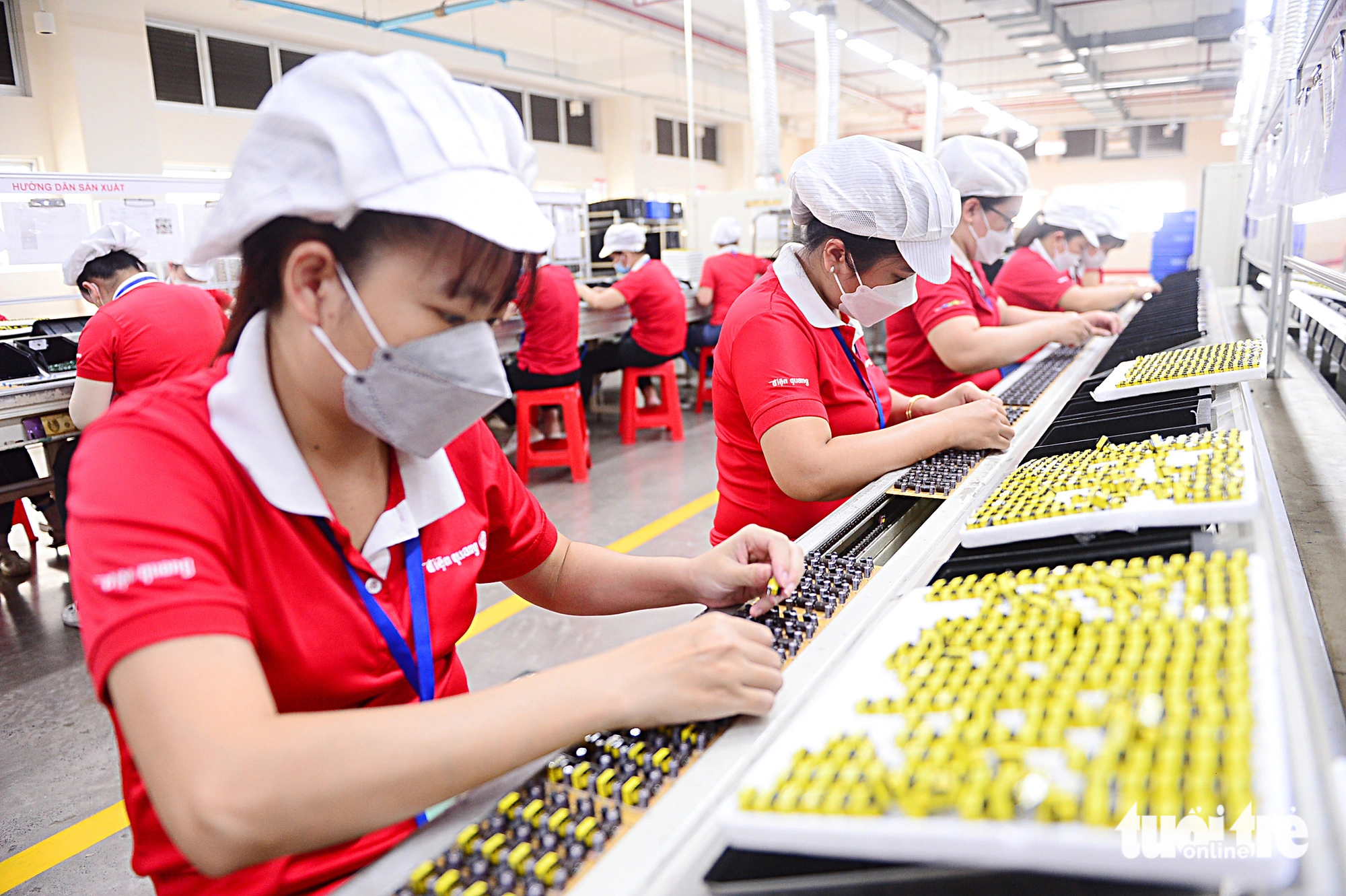 Công nhân hoàn thiện sản phẩm bo mạch điện tử tại Công ty TNHH MTV công nghệ cao Điện Quang trong Khu công nghệ cao TP.HCM - Ảnh: QUANG ĐỊNH Công nhân hoàn thiện sản phẩm bo mạch điện tử tại Công ty TNHH MTV công nghệ cao Điện Quang trong Khu công nghệ cao TP.HCM - Ảnh: QUANG ĐỊNH