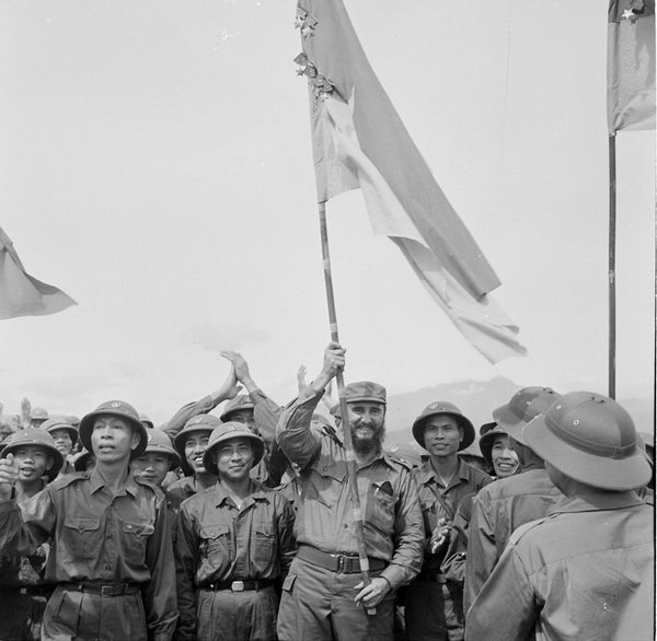 Lãnh tụ Cuba Fidel Castro phất cao lá cờ bách chiến bách thắng lấp lánh huân chương của đoàn Khe Sanh, Quân giải phóng Trị Thiên Huế trong chuyến thăm vùng giải phóng Quảng Trị - Ảnh: TTXVN