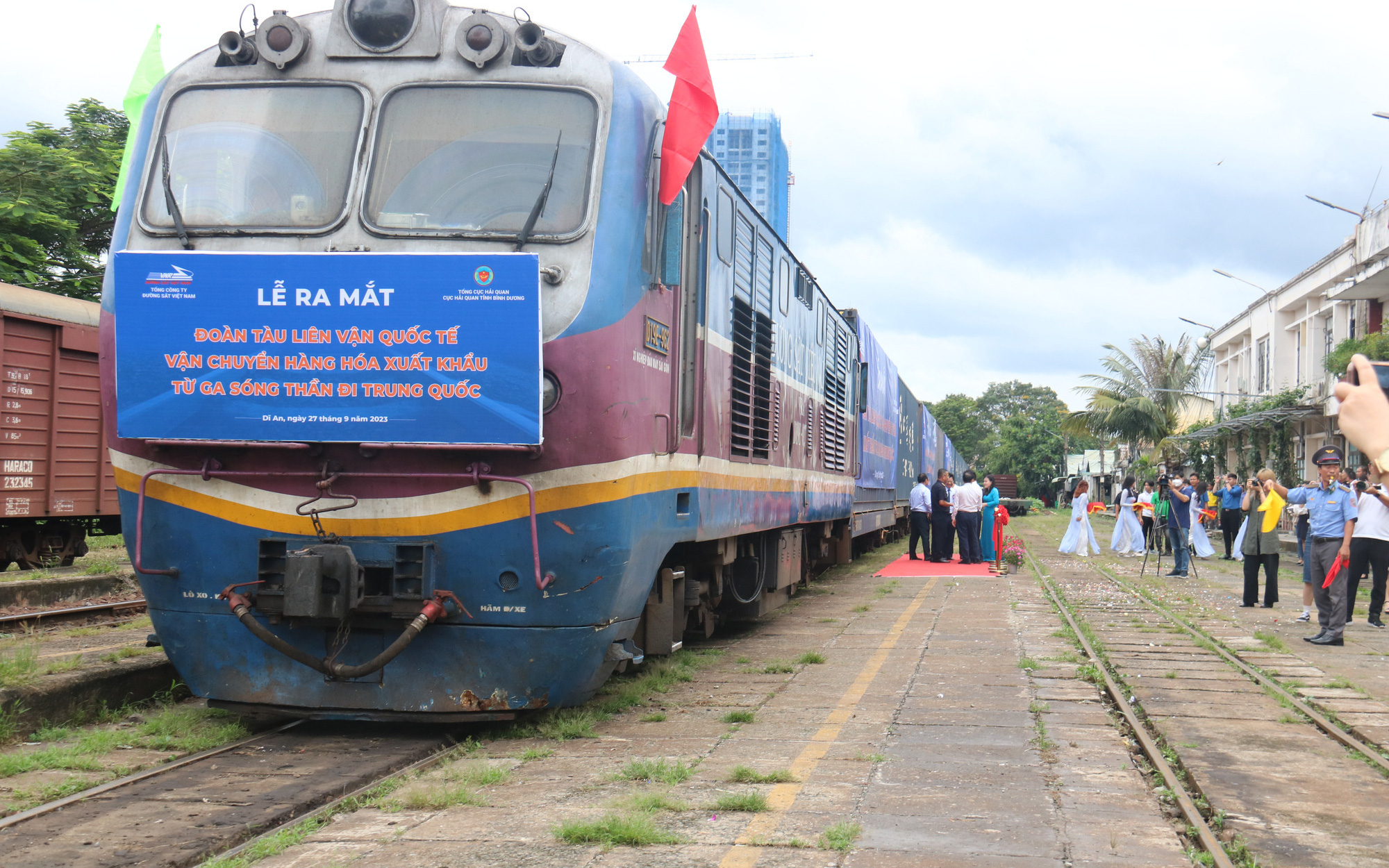 Chuyến tàu đầu năm 2024 chở nông sản từ ga Sóng Thần đi Trung Quốc- Ảnh 2. Tàu liên vận chính thức chạy từ ga Sóng Thần đi Trung Quốc, chở 500 tấn hàng