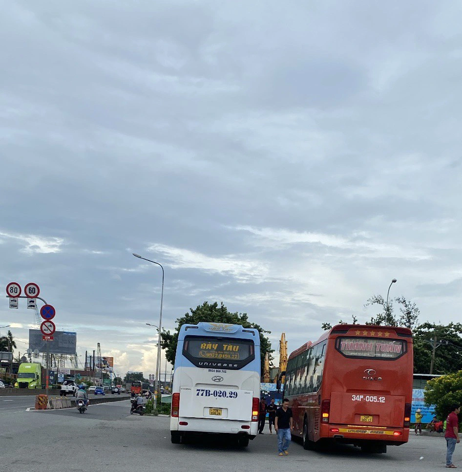 "Xe dù, bến cóc" cũng nhộn nhịp ở khu vực bến xe Miền Đông mới khiến dân ngán ngẩm.