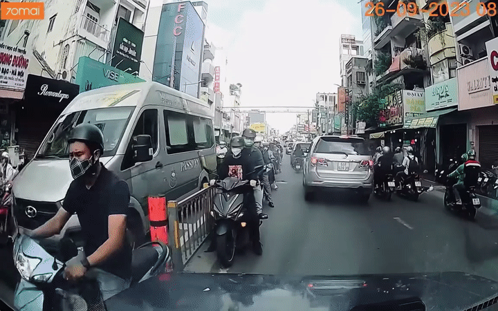 Ô tô đối đầu hàng loạt xe máy ‘rồng rắn’ đi ngược chiều