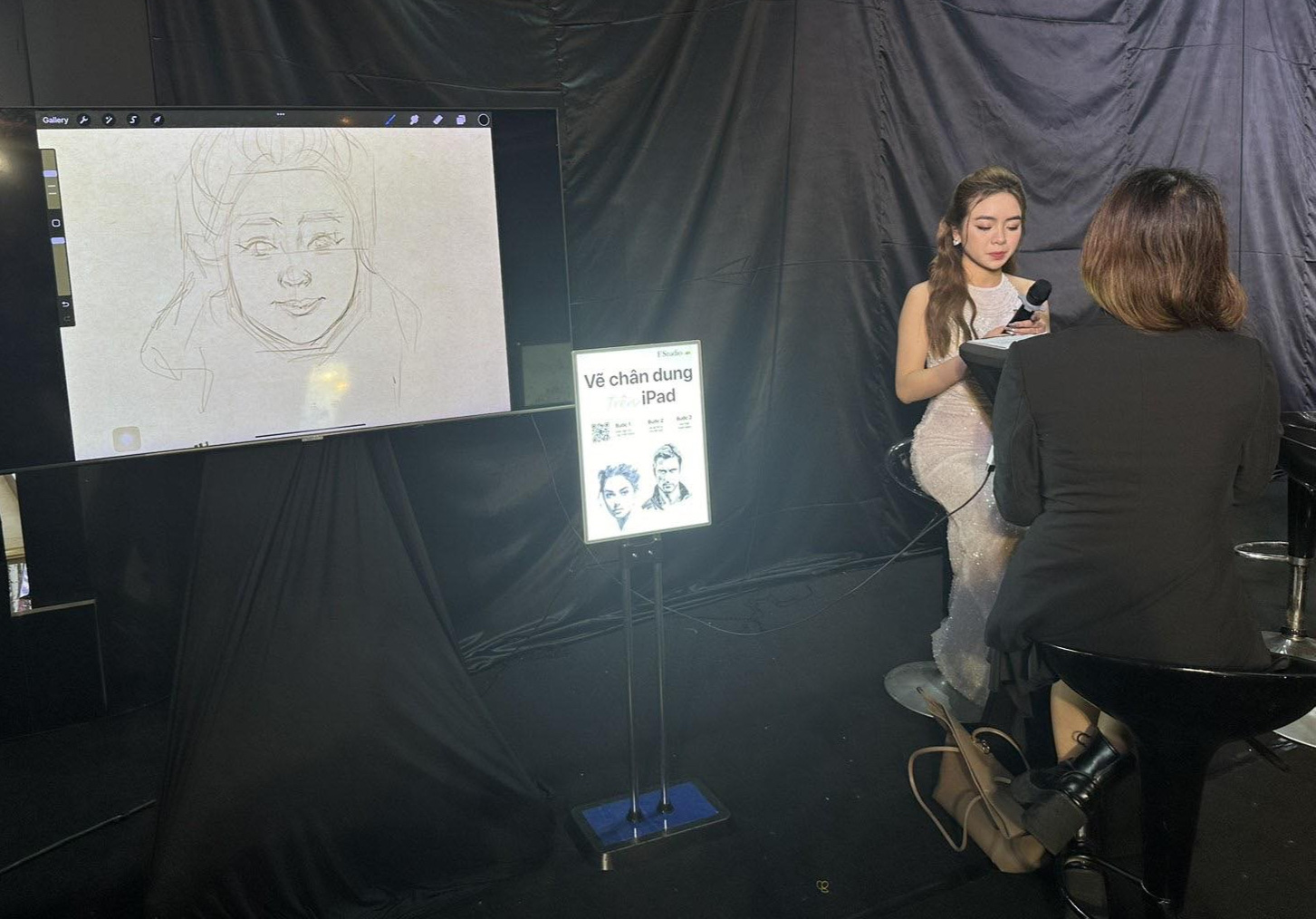 Khách hàng trải nghiệm dịch vụ vẽ chân dung hoạt hình tại cửa hàng FPT Shop - Ảnh: HUỲNH ANH Khách hàng trải nghiệm dịch vụ vẽ chân dung hoạt hình tại cửa hàng FPT Shop - Ảnh: HUỲNH ANH