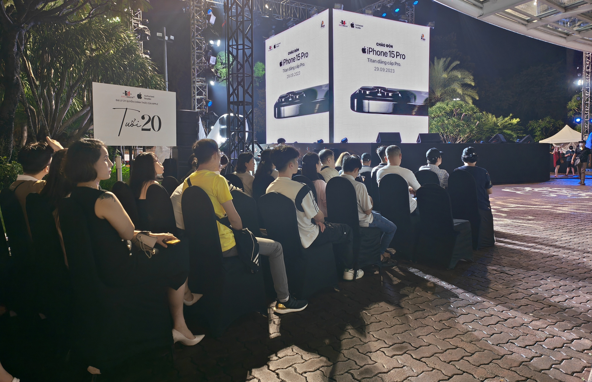 Đông đảo khách hàng đã đến xếp hàng từ sớm tại điểm giao hàng của hệ thống Minh Tuấn Mobile - Ảnh: ĐỨC THIỆN Đông đảo khách hàng đã đến xếp hàng từ sớm tại điểm giao hàng của một hệ thống bán iPhone 15 - Ảnh: ĐỨC THIỆN