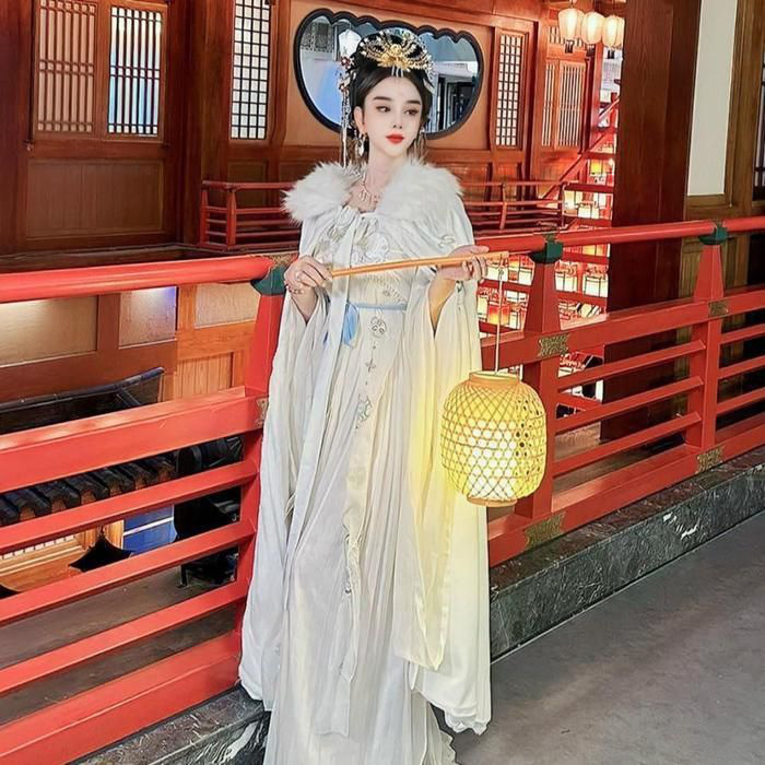 Ca sĩ Lâm Khánh Chi khiến dân mạng tròn mắt khi cosplay làm chị Hằng, diện váy trắng, tay mang lồng đèn đón trăng