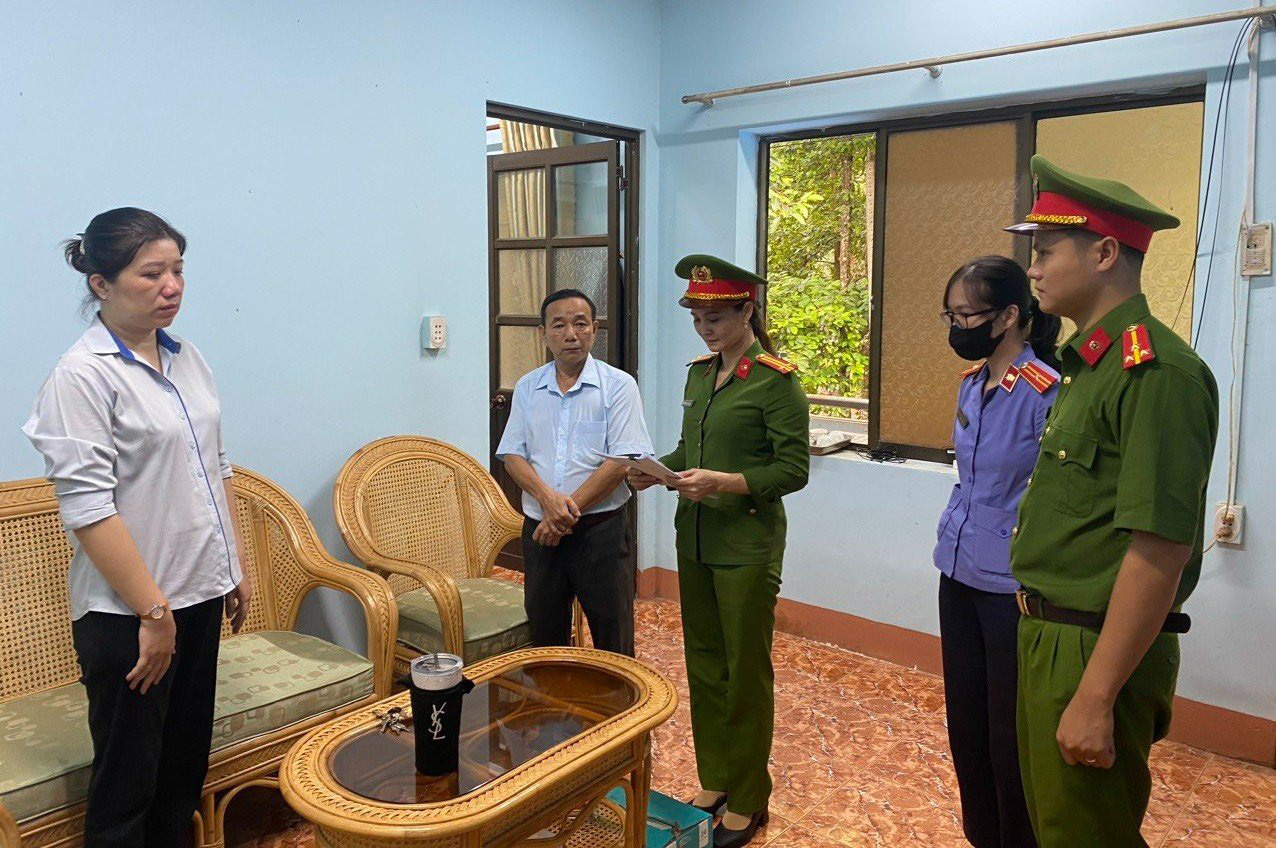 Nữ kế toán văn phòng đăng ký đất đai huyện bị bắt tạm giam - Ảnh: Công an cung cấp