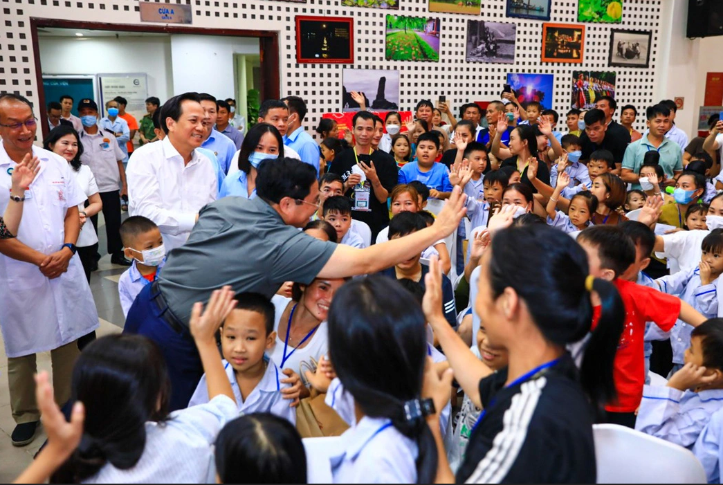 Thủ tướng Phạm Minh Chính là khách mời "đặc biệt" trong chương trình Vui Tết Trung thu của các bệnh nhi - Ảnh: HÀ QUÂN