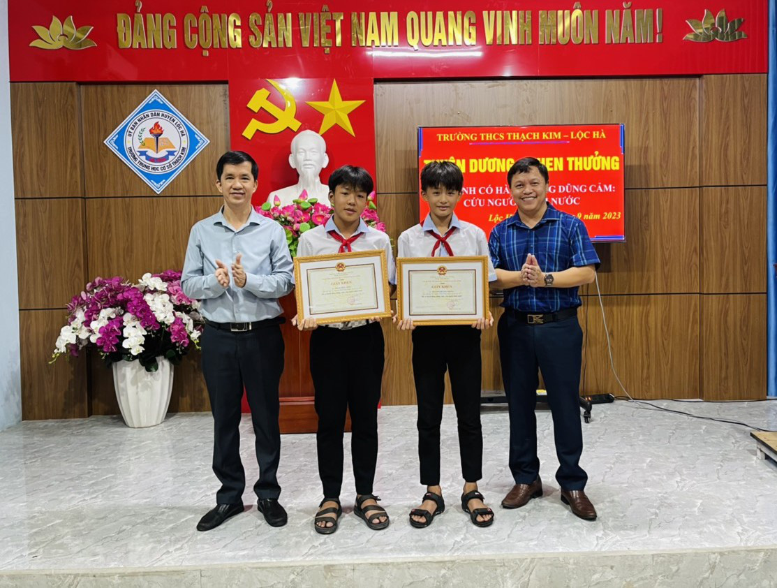 Tuyên dương hai học sinh lớp 7 cứu hai em nhỏ đuối nước - Tuổi Trẻ Online