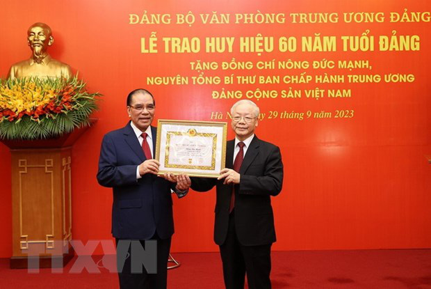 Tổng bí thư Nguyễn Phú Trọng trao Huy hiệu 60 năm tuổi Đảng cho nguyên Tổng bí thư Nông Đức Mạnh - Ảnh: TTXVN