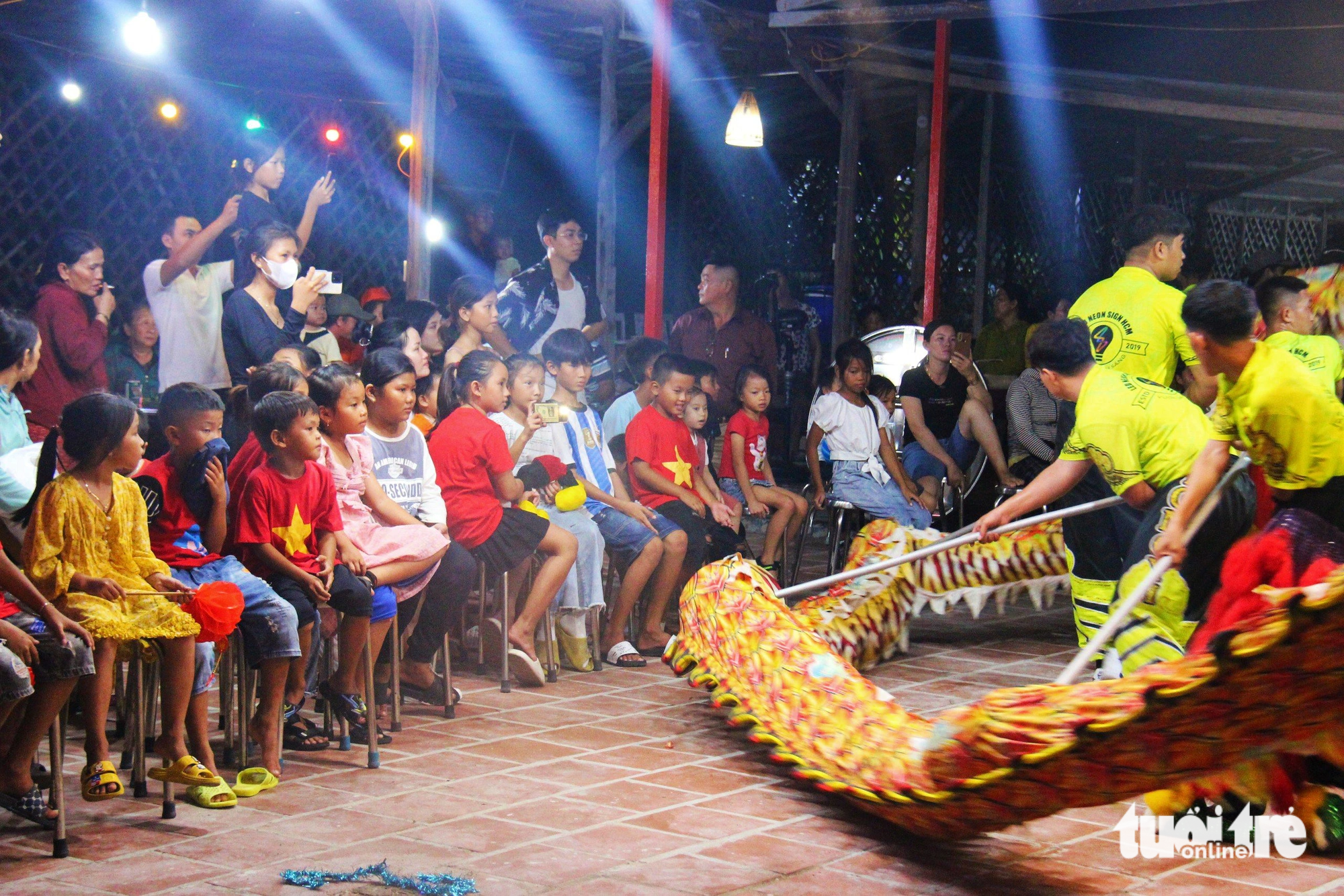 After the entertainment, the children were presented with a dragon dance.