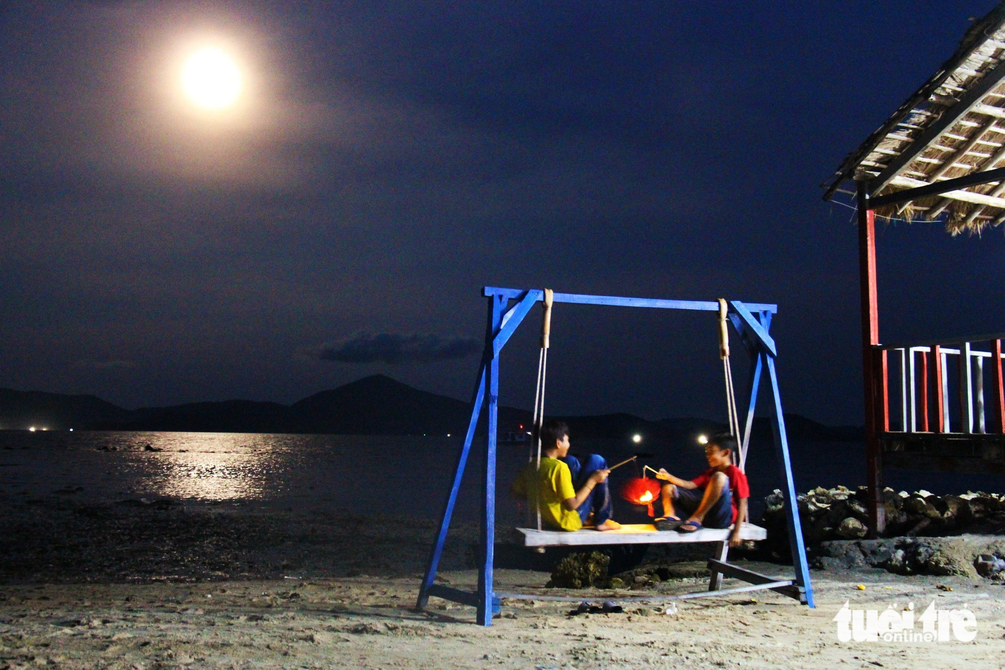 Night falls and the moon rises, this is the time when children celebrate the full Mid-Autumn Festival 