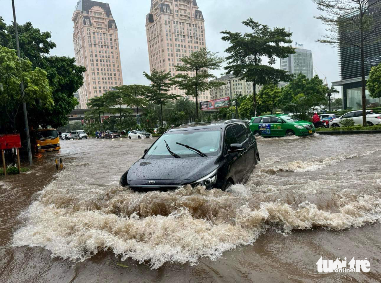 "Điệp khúc" cứ mưa là ngập lặp đi lặp lại nhiều năm qua tại Hà Nội - Ảnh: NGUYỄN KHÁNH 