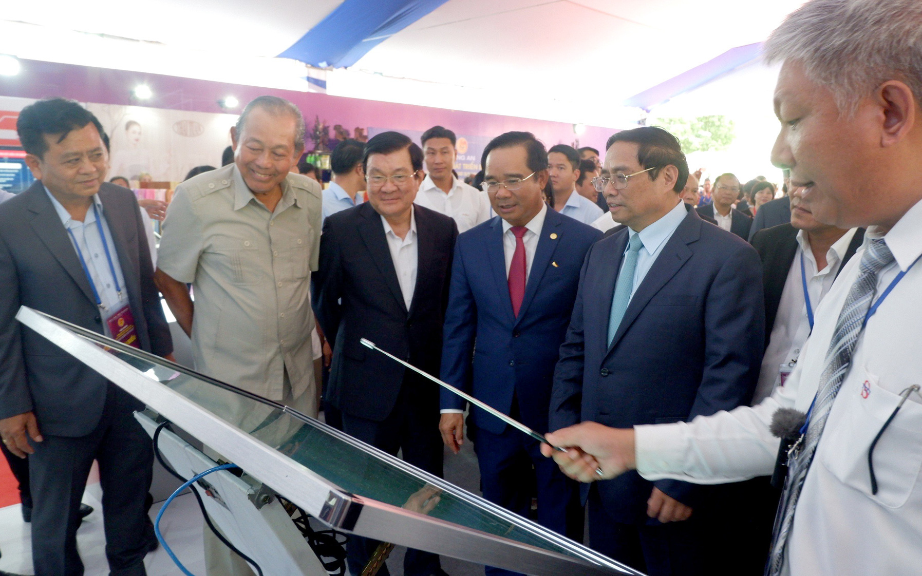 Chủ tịch nước trao Huân chương Hồ Chí Minh cho Long An dịp kỷ niệm chiến thắng Hiệp Hòa- Ảnh 2. Long An nỗ lực hướng đến mục tiêu PCI 2023 nằm trong nhóm rất tốt