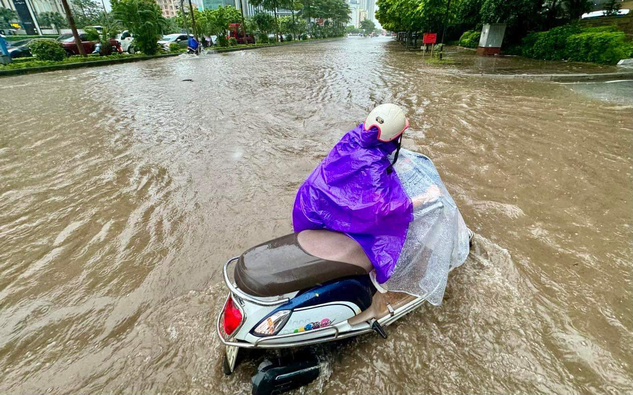 Làm gì để kết thúc "điệp khúc" cứ mưa là ngập sâu tại Hà Nội?