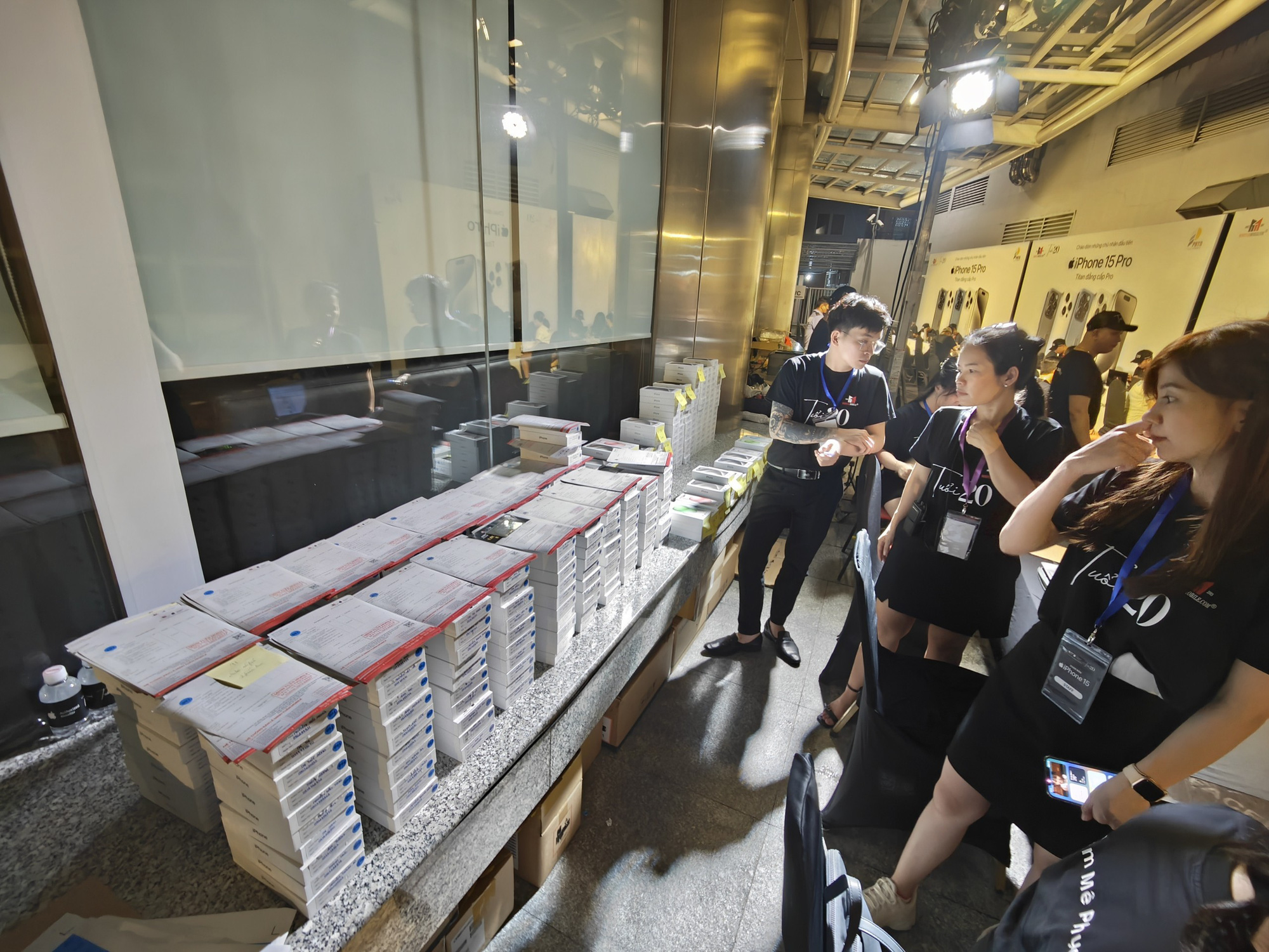 'Kho hàng' iPhone 15 sẵn sàng giao đến khách của hệ thống Minh Tuấn Mobile - Ảnh: ĐỨC THIỆN