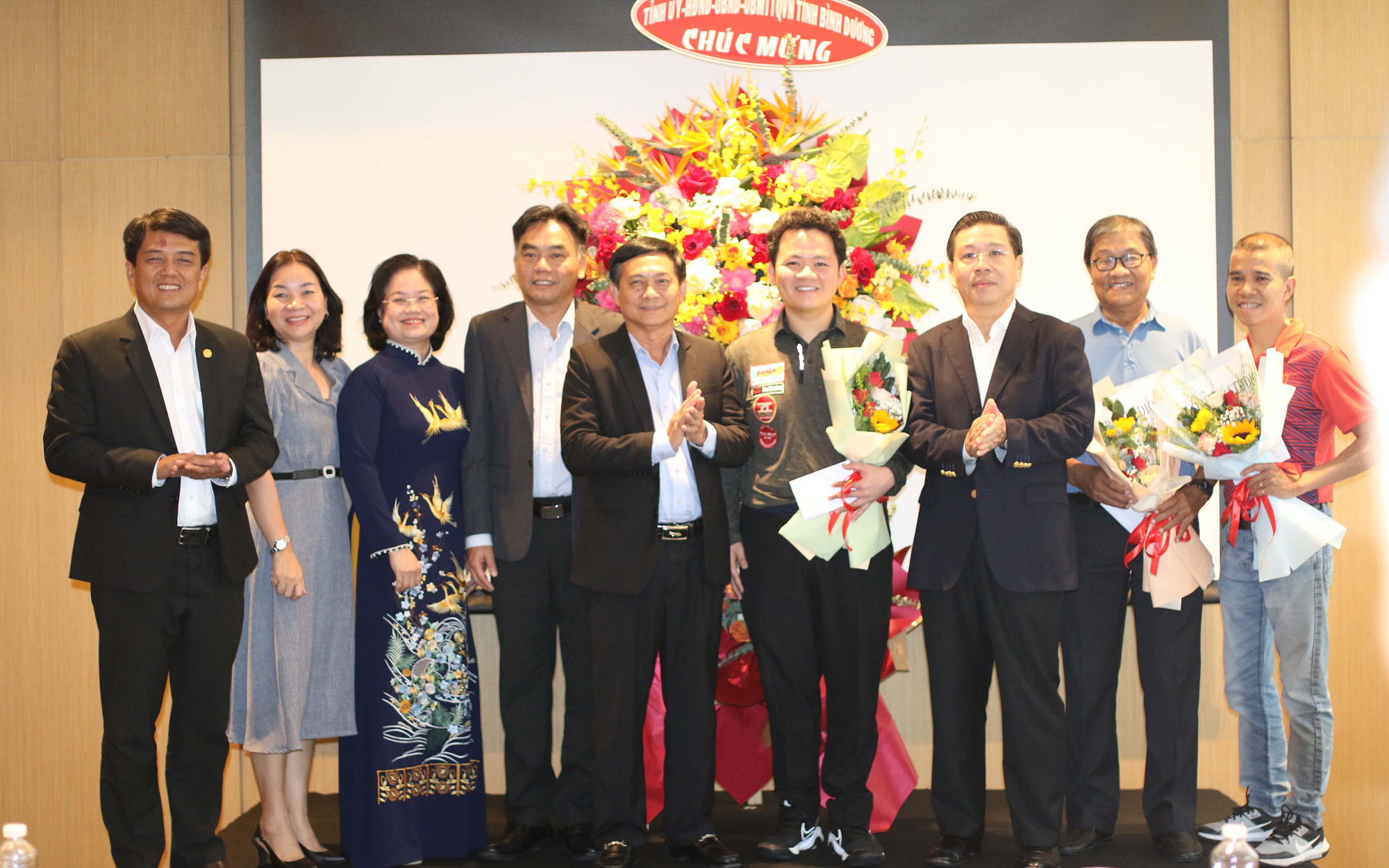 Trần Quyết Chiến lên hạng nhì thế giới sau khi vô địch World Cup billiards- Ảnh 3. Vinh danh Bao Phương Vinh, Trần Quyết Chiến sau giải thế giới