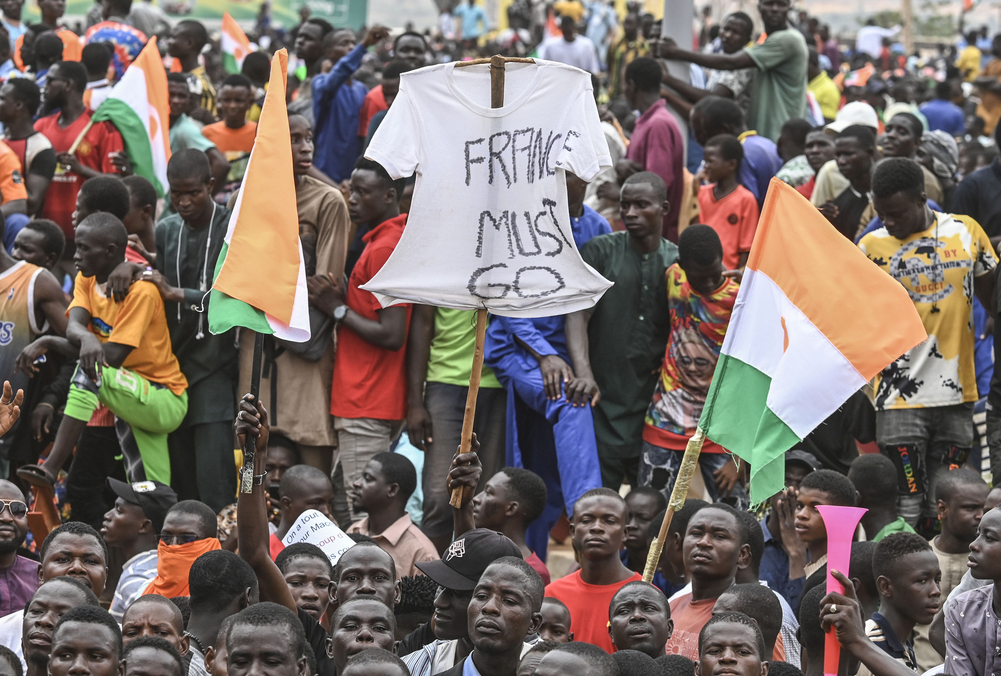 フランス軍の撤退を求めて抗議するために首都ニアメに集まるナイジェリア人たち(9月2日) - 写真:AFP 9月2日、首都ニアメに集まったナイジェリア人が抗議し、フランスの軍隊撤退を要求した=写真:AFP