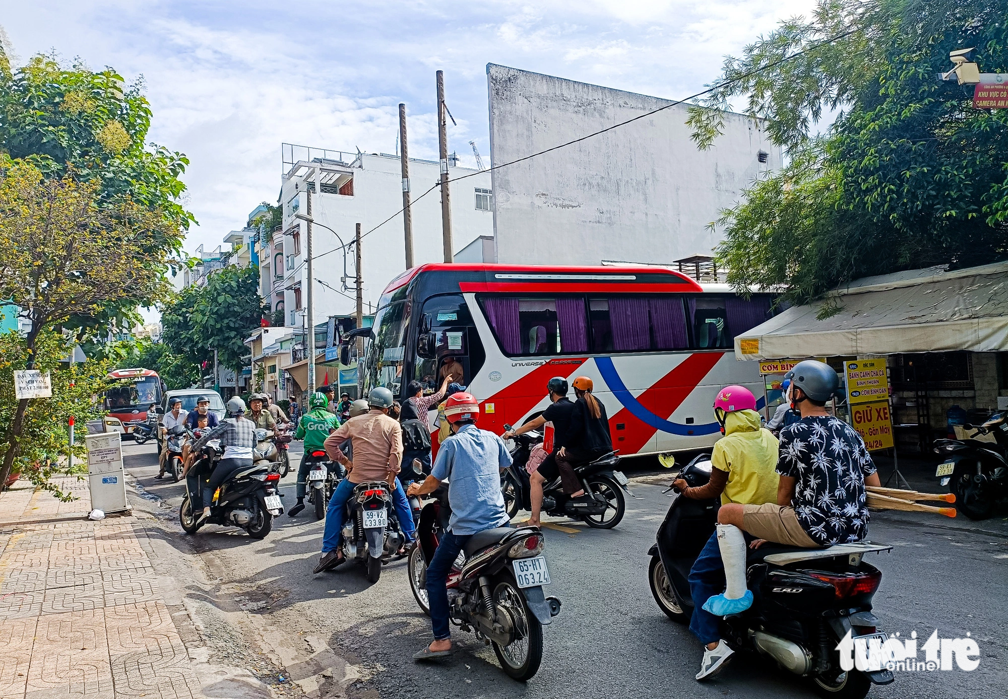 Một "bến cóc" hoạt động với tần suất dày đặc trên đường Nguyễn Văn Đừng (phường 6, quận 5) - Ảnh: CHÂU TUẤN