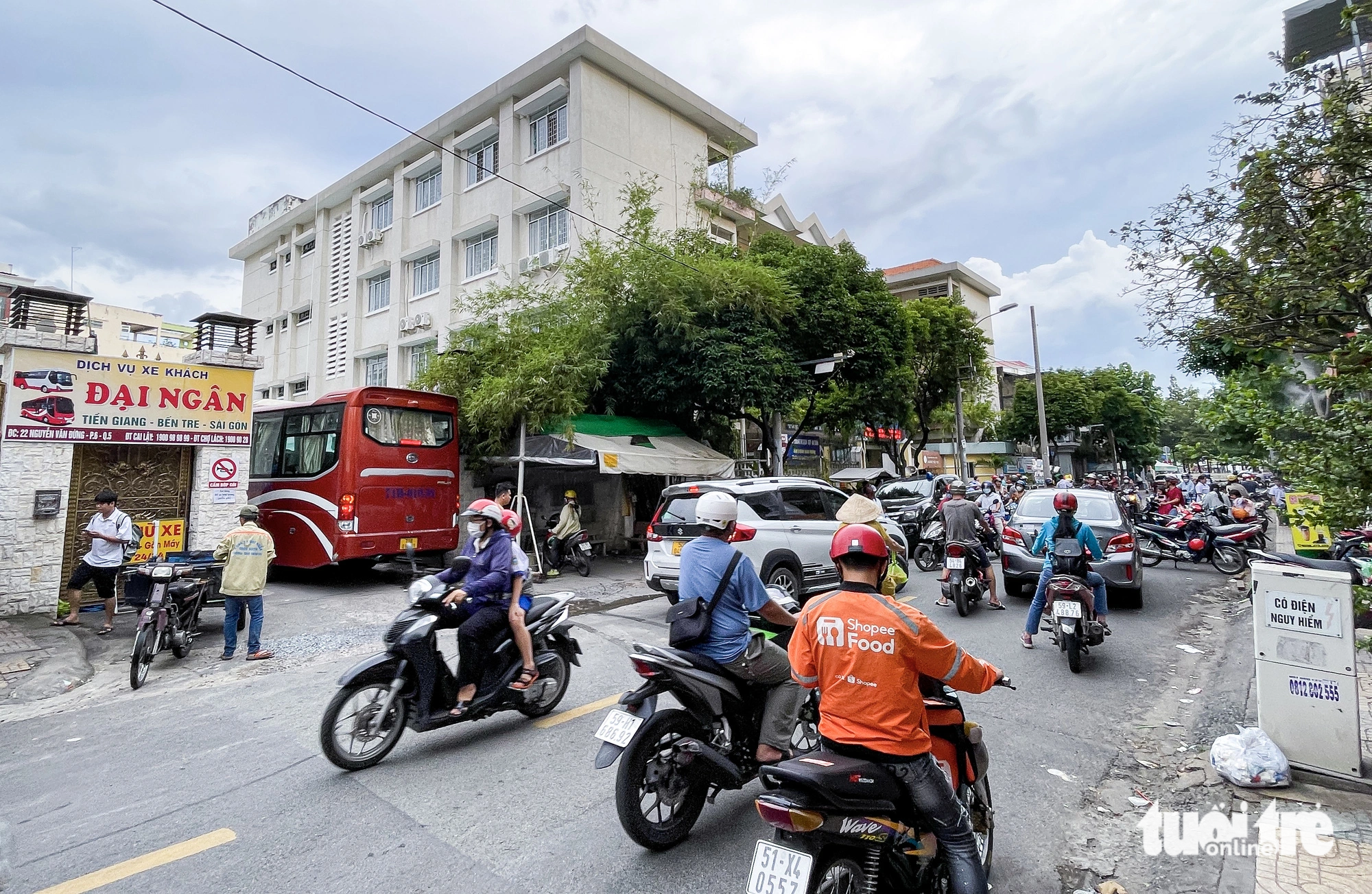 Vào các khung giờ cao điểm, xe cộ thường xuyên bị ùn ứ. Phụ huynh học sinh của Trường tiểu học Huỳnh Kiến Hoa (bên cạnh) luôn trong trạng thái nơm nớp lo âu - Ảnh: CHÂU TUẤN