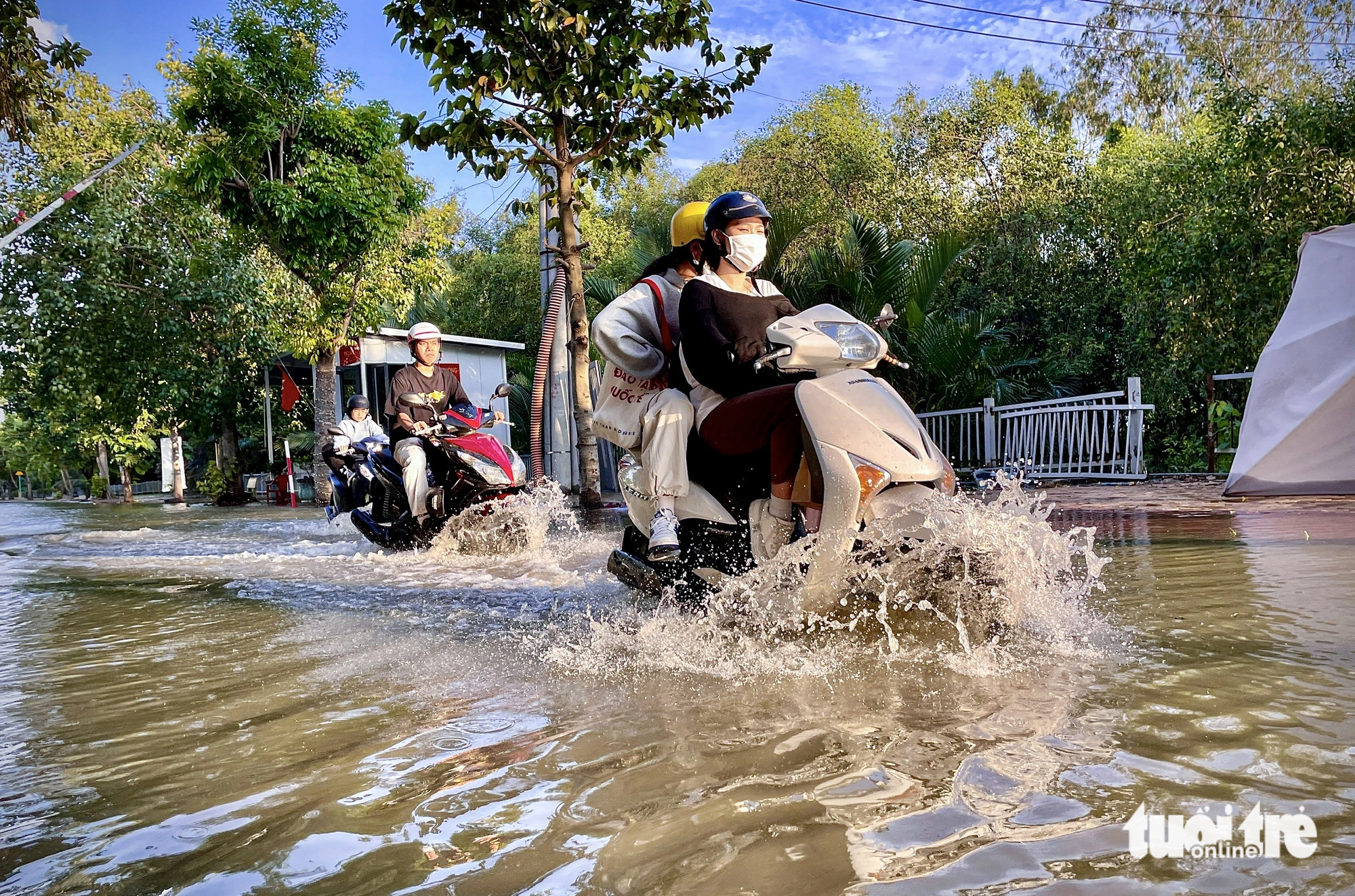 Một số tuyến đường, con hẻm vào khu dân cư 6B và khu dân cư Đại Phúc bị ngập nửa bánh xe 