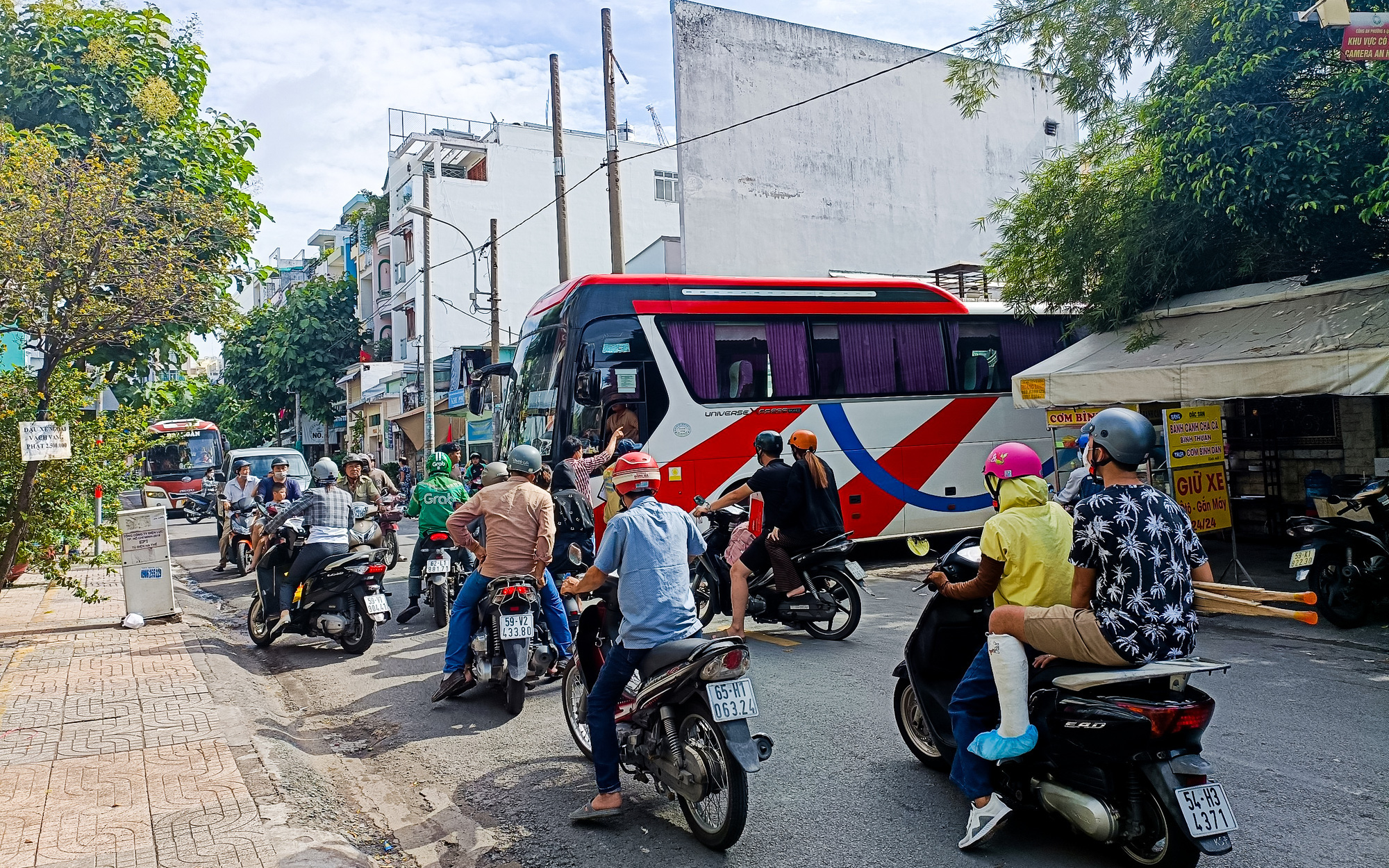 Một "bến cóc" bất ngờ "mọc" sát trường tiểu học ở quận 5