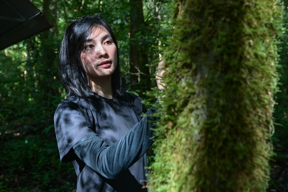 Helly Tong (ảnh), một cô gái 9X nổi tiếng - gắn liền với lối sống xanh - tỏ ra trầm trồ khi được chạm vào những mảng xanh mộc mạc, đáng yêu bên trong Vườn quốc gia Bidoup Núi Bà - Ảnh: TÙNG ĐINH
