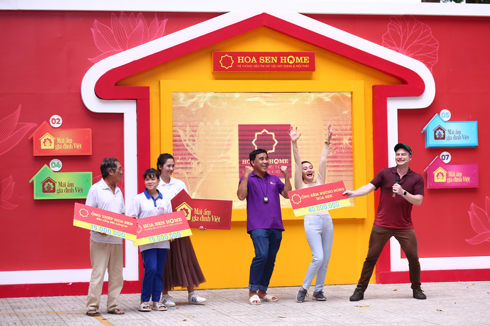 エンターテインメント ニュース 9 月 30 日: ハン トゥイとキョー ヨークが貧しい子供たちに 1 億 500 万ドルを寄付 - 写真 2。 グエン・ティ・トゥイ・チャンさんの家族とゲストは受賞を喜びました - 写真: BTC