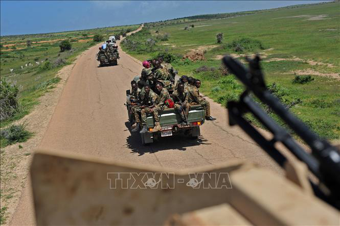Binh sĩ Somalia tuần tra tại Sanguuni, cách Mogadishu 450 km về phía Nam - Ảnh tư liệu: AFP/TTXVN
