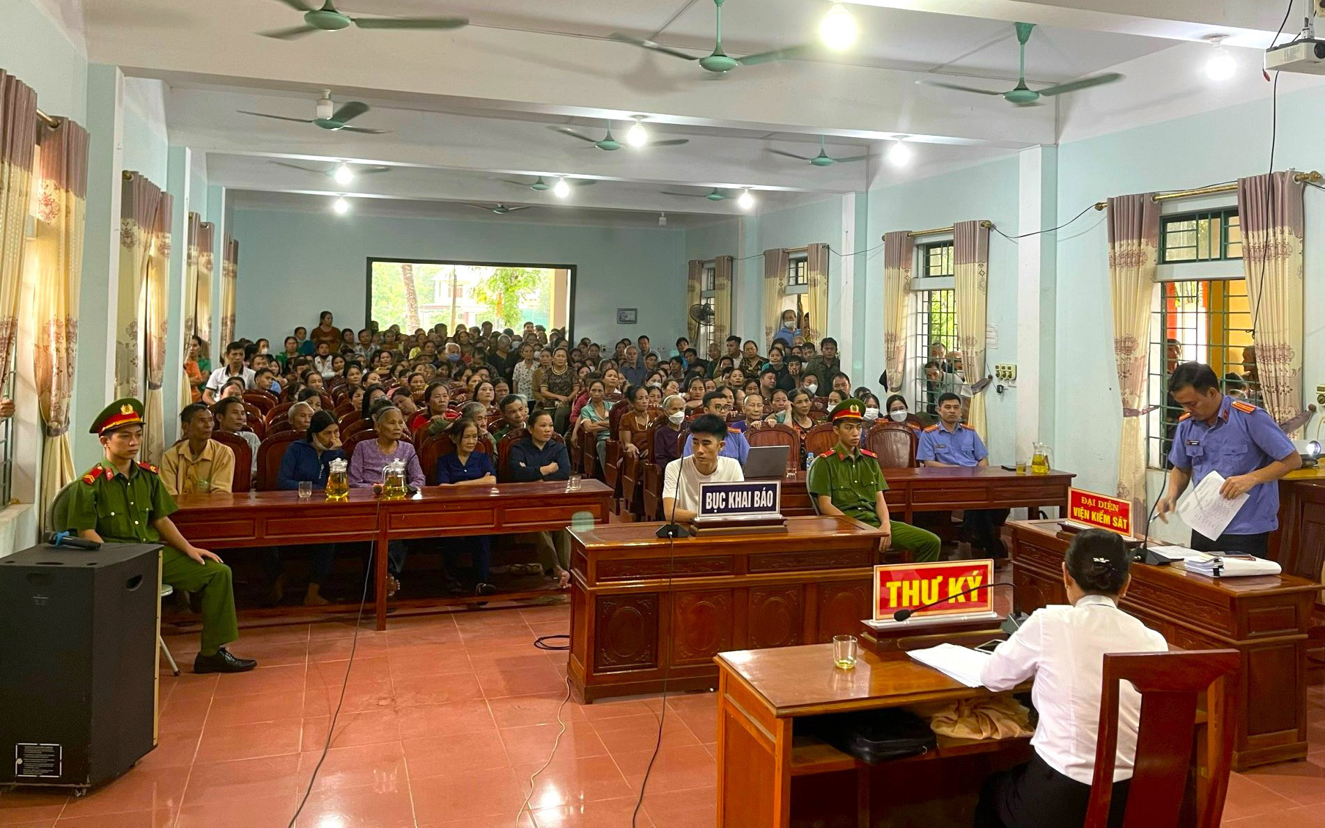 Lời khai rùng mình của nghi phạm: Đầu độc nhiều người thân bằng xyanua vì xích mích, tư thù- Ảnh 3. Lãnh 18 tháng tù giam vì dùng xyanua đầu độc bò của người tình