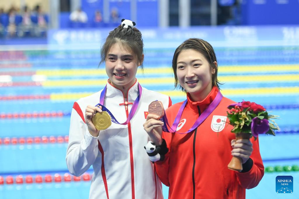 涙目でカメラに向かってポーズをとる2人の漁師、張玉飛(左)と池江璃花子 - 写真提供:XINHUA 涙目でカメラに向かってポーズをとる2人の漁師、張玉飛(左)と池江璃花子 - 写真提供:XINHUA