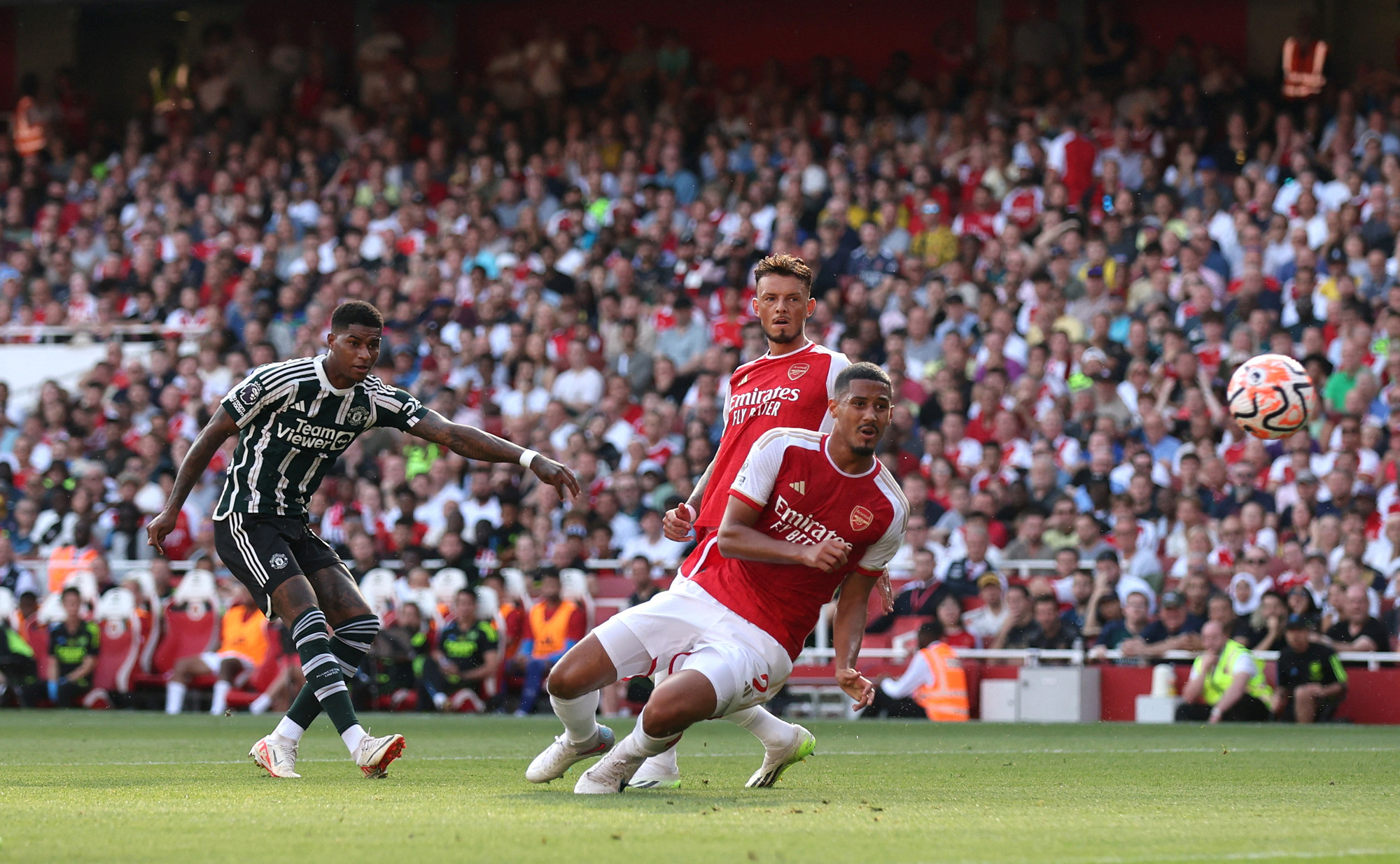 Arsenal đánh bại Man United nhờ 2 bàn thắng phút bù giờ - Ảnh 2.