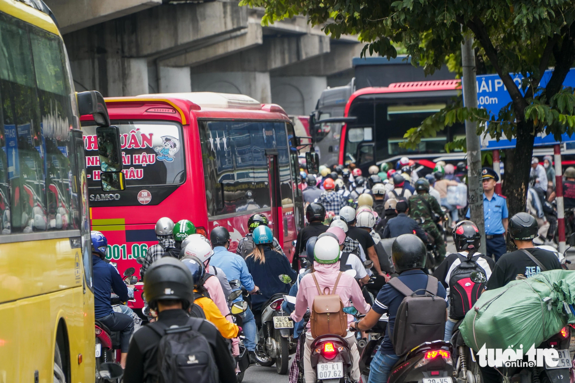 Giao thông ùn tắc, lộn xộn tại đường gom cao tốc Pháp Vân - Cầu Giẽ để vào nội đô Hà Nội chiều 4-9