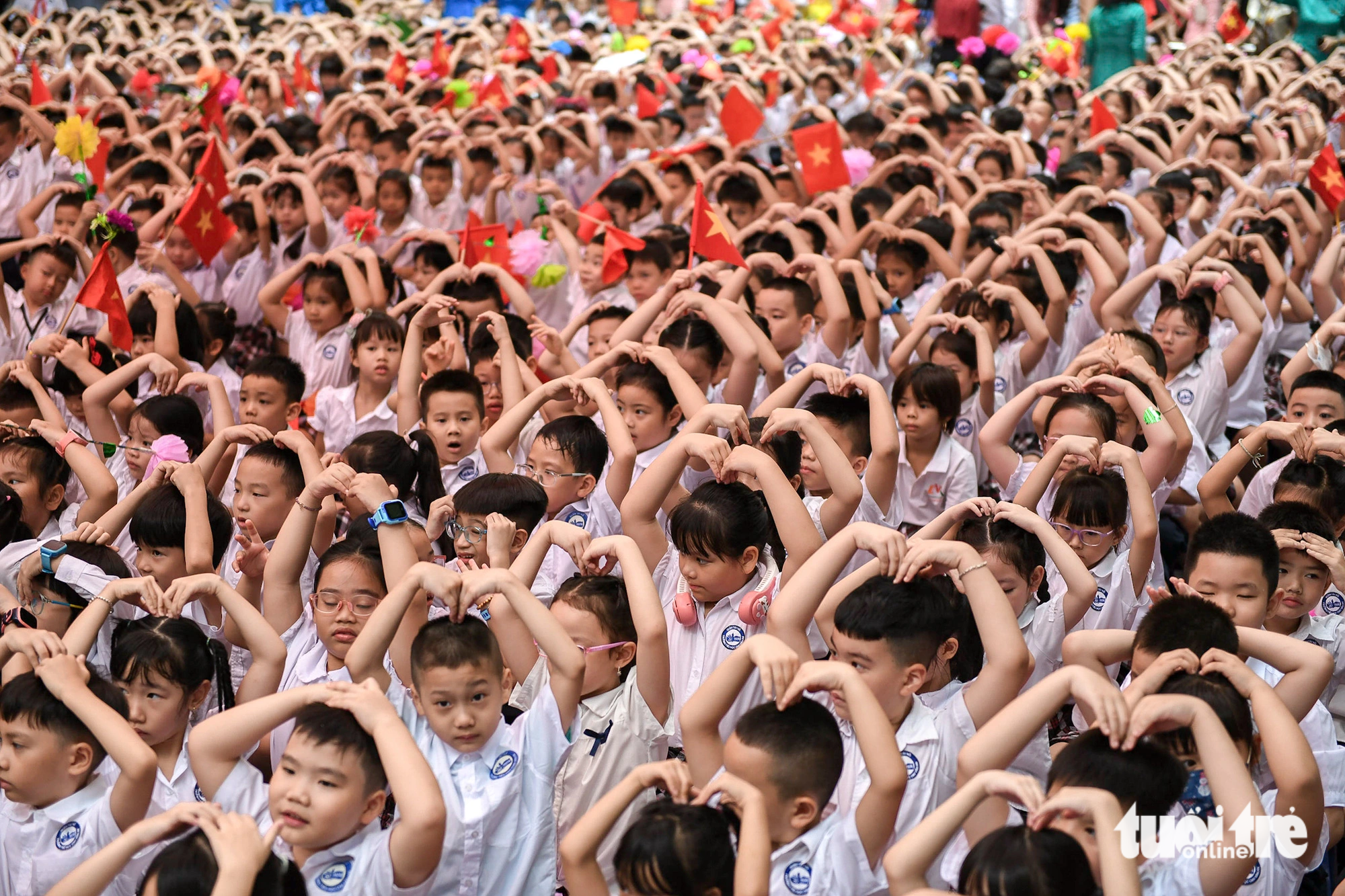 Học sinh Trường tiểu học Chu Văn An, Tây Hồ, Hà Nội tạo hình trái tim trong lễ khai giảng - Ảnh: NAM TRẦN