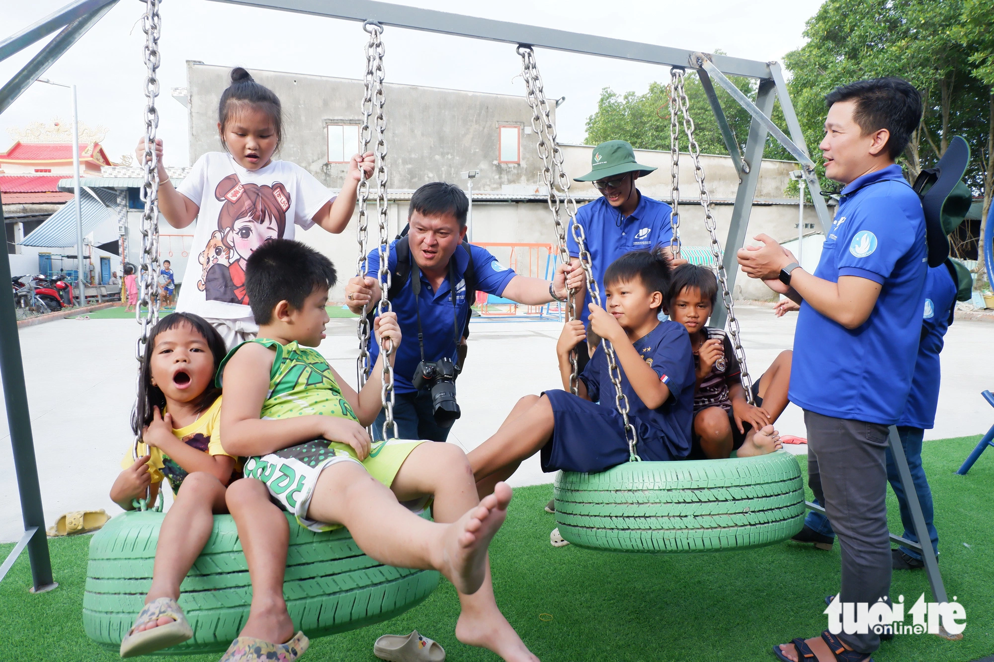 Các cựu chiến sĩ tình nguyện cùng góp sức với các chiến sĩ tình nguyện năm 2023 xây dựng sân chơi tặng trẻ em xã đảo Thạnh An, huyện Cần Giờ (TP.HCM) - Ảnh: K.ANH