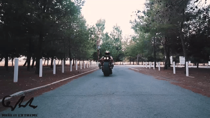 Unique one-wheel motorbike: The 'shell' is made from car tyres, it is so easy to ride that even a novice can perform spectacular stunts - Photo 5.