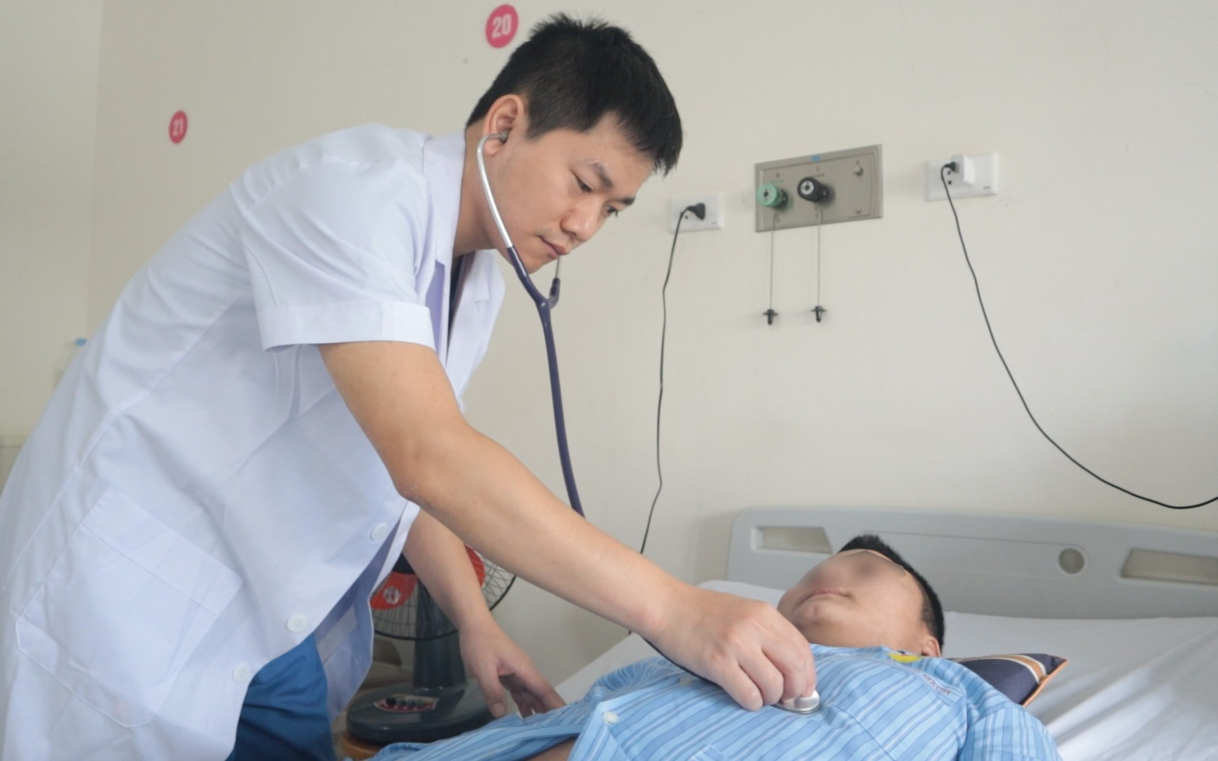Sự thật ô tô bị tháo hai bánh giữa trưa, ‘cuối năm rồi, bà con cảnh giác nè’ xôn xao ở Đà Nẵng- Ảnh 2. Lốp xe phát nổ khiến thợ sửa ô tô vỡ động mạch chủ lồng ngực