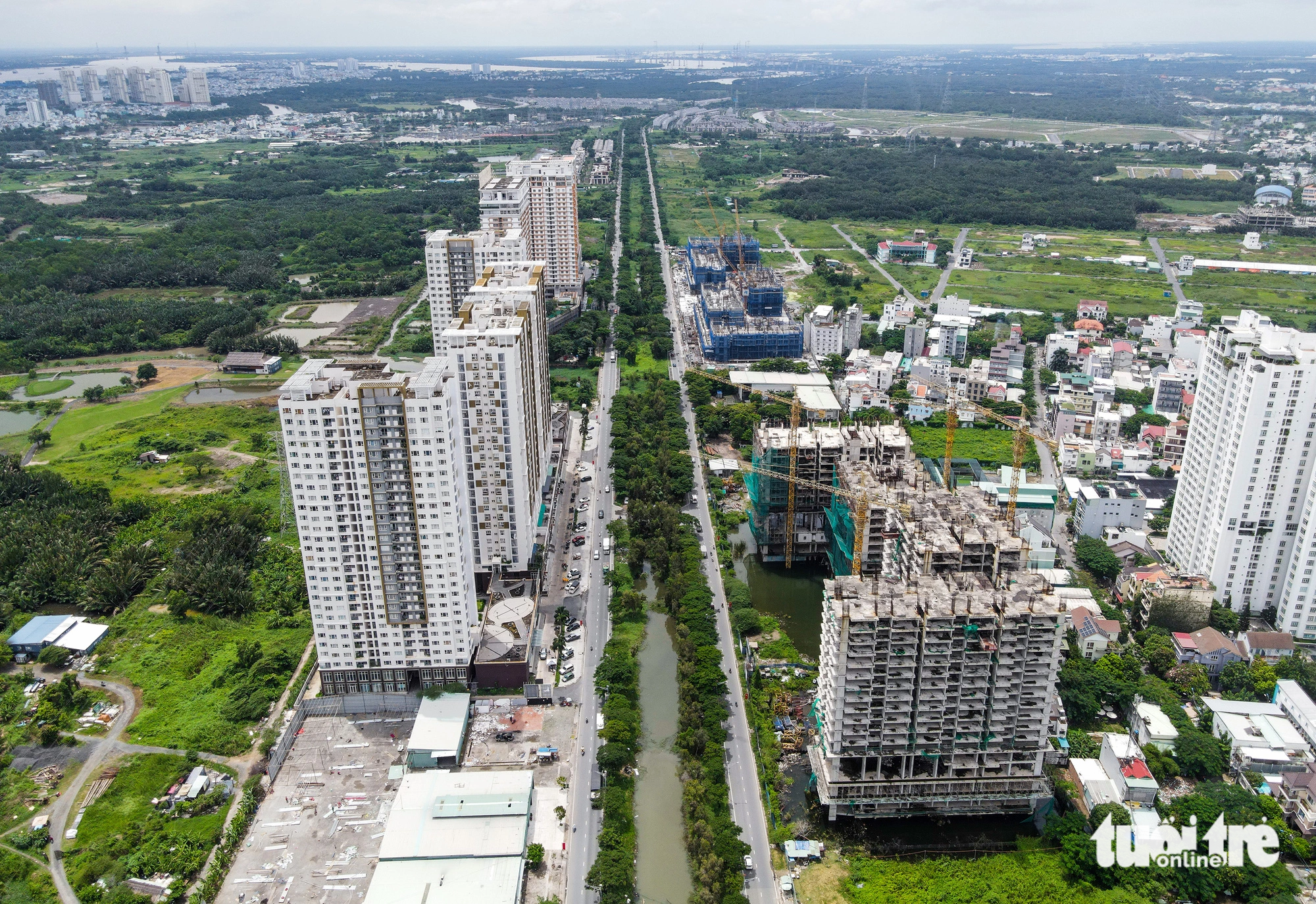 Tại giữa các phân khu đất bên trái đường Nguyễn Hữu Thọ có nhiều đường dự kiến theo quy hoạch 1/2000, nhưng đến nay không rõ đơn vị nào có trách nhiệm quản lý, đầu tư xây dựng dẫn đến đầu tư không đồng bộ, “da beo".