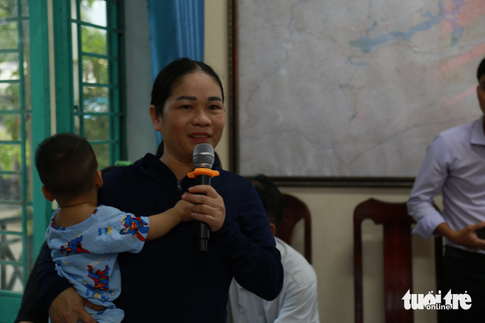 Bà Trần Thị Thùy Trang, phụ huynh duy nhất có mặt tại buổi đối thoại, cho biết mình không đưa con lớp 5 đi học ở trường mới khang trang hơn vì nhà không có người đưa đón - Ảnh: ĐOÀN NHẠN